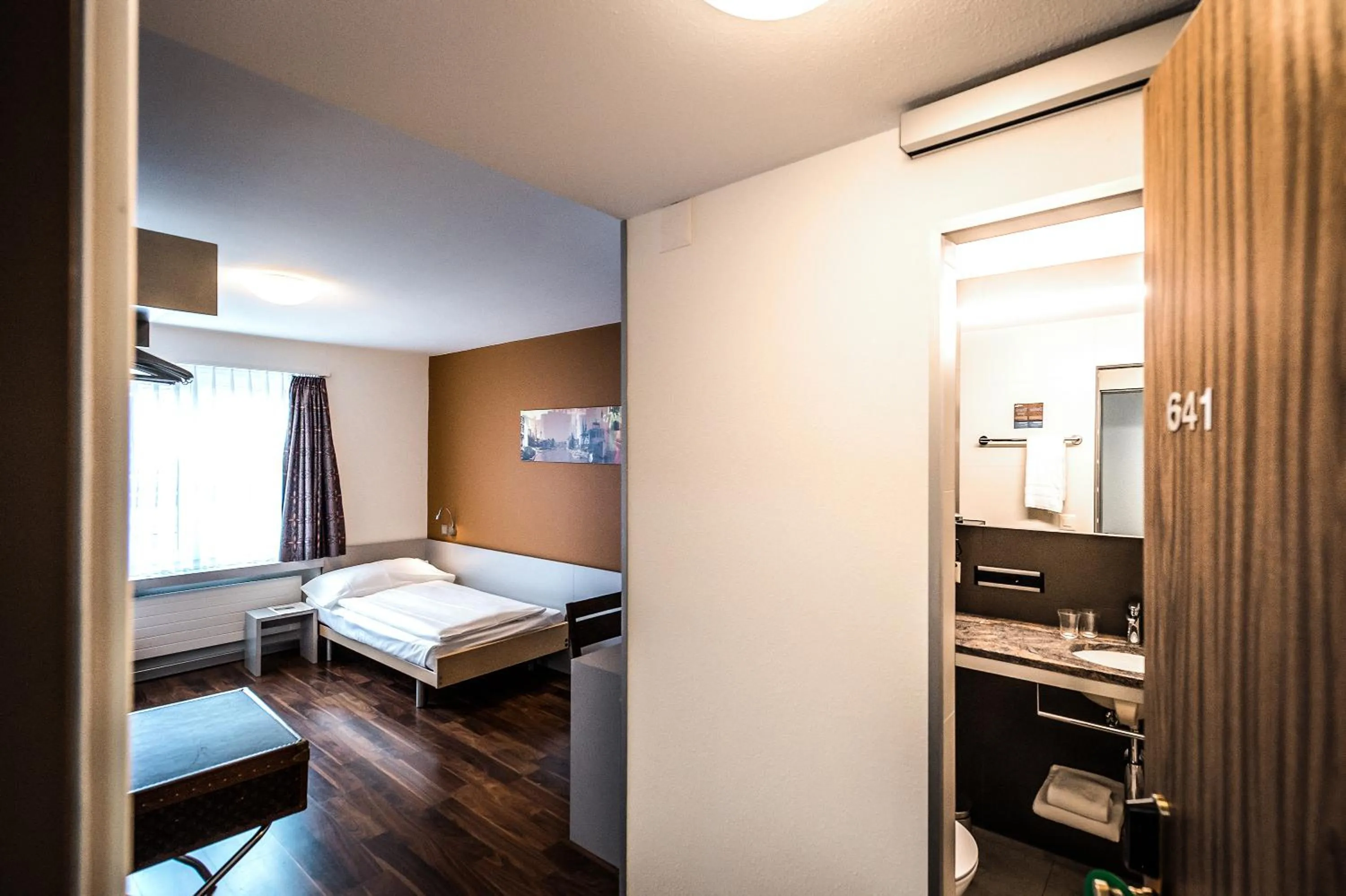 Photo of the whole room, Bed in Alexander Guesthouse Zurich Old Town