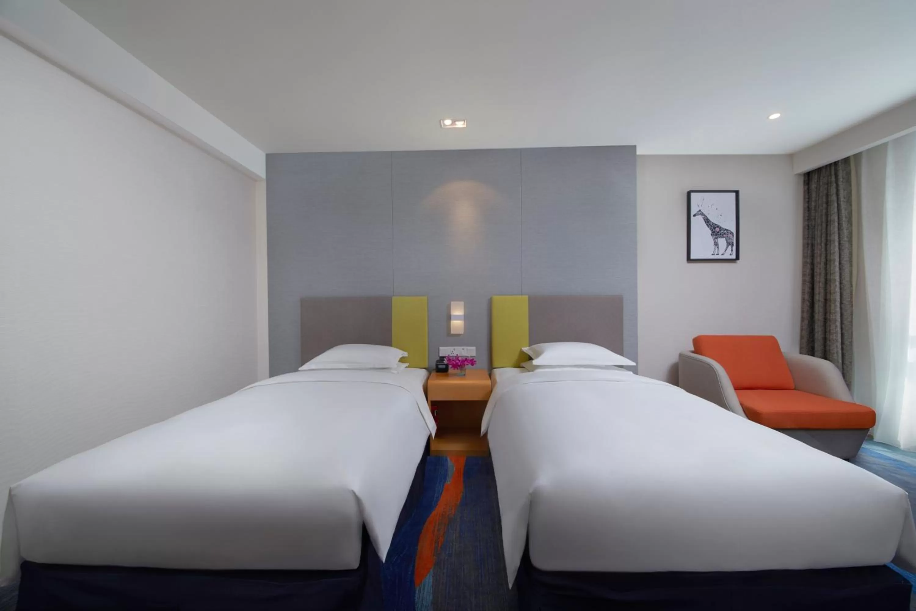 Photo of the whole room, Bed in Holiday Inn Express Zhengzhou Zhengdong by IHG