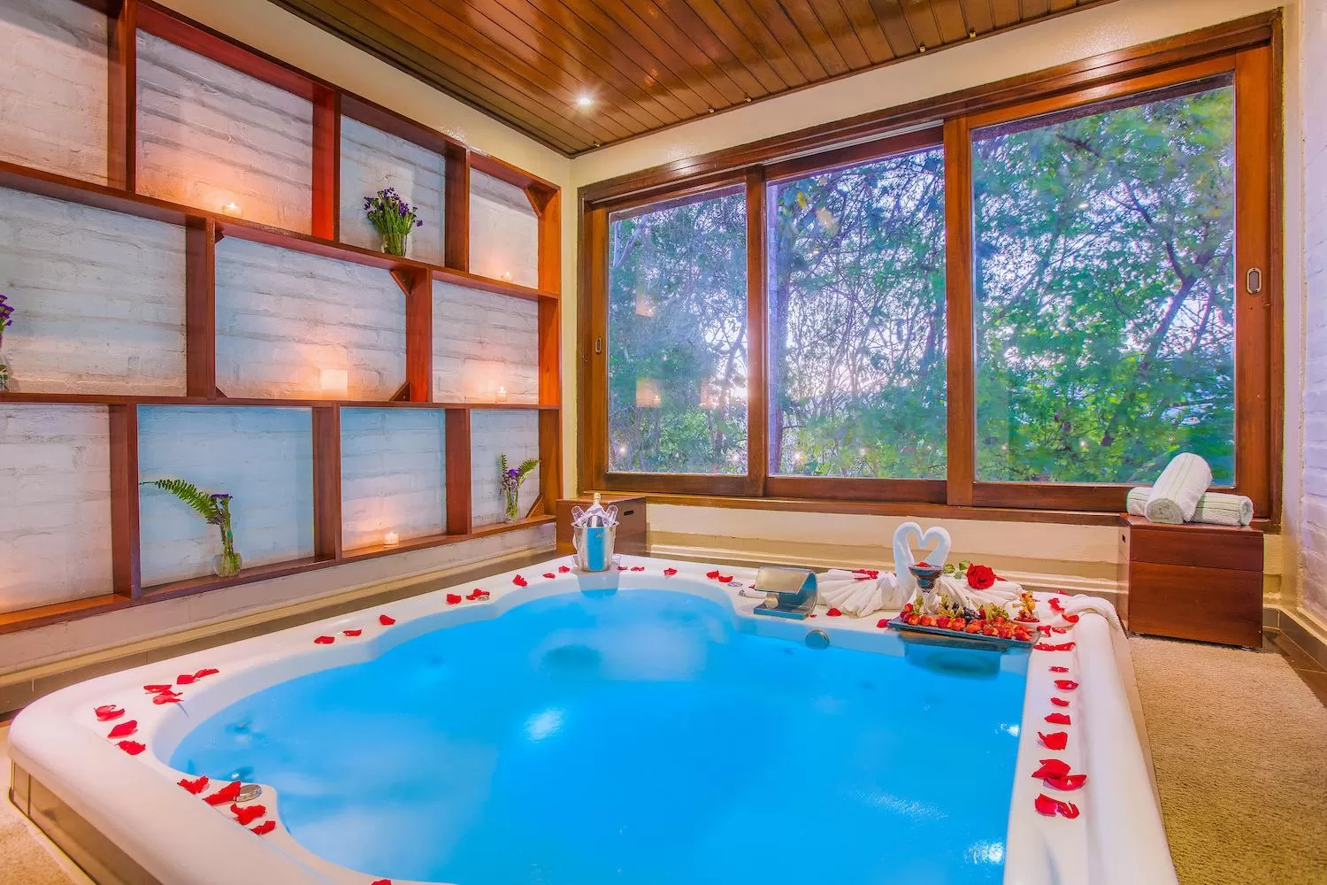 Hot Tub in Hotel Villa Lobos Spa Romantik