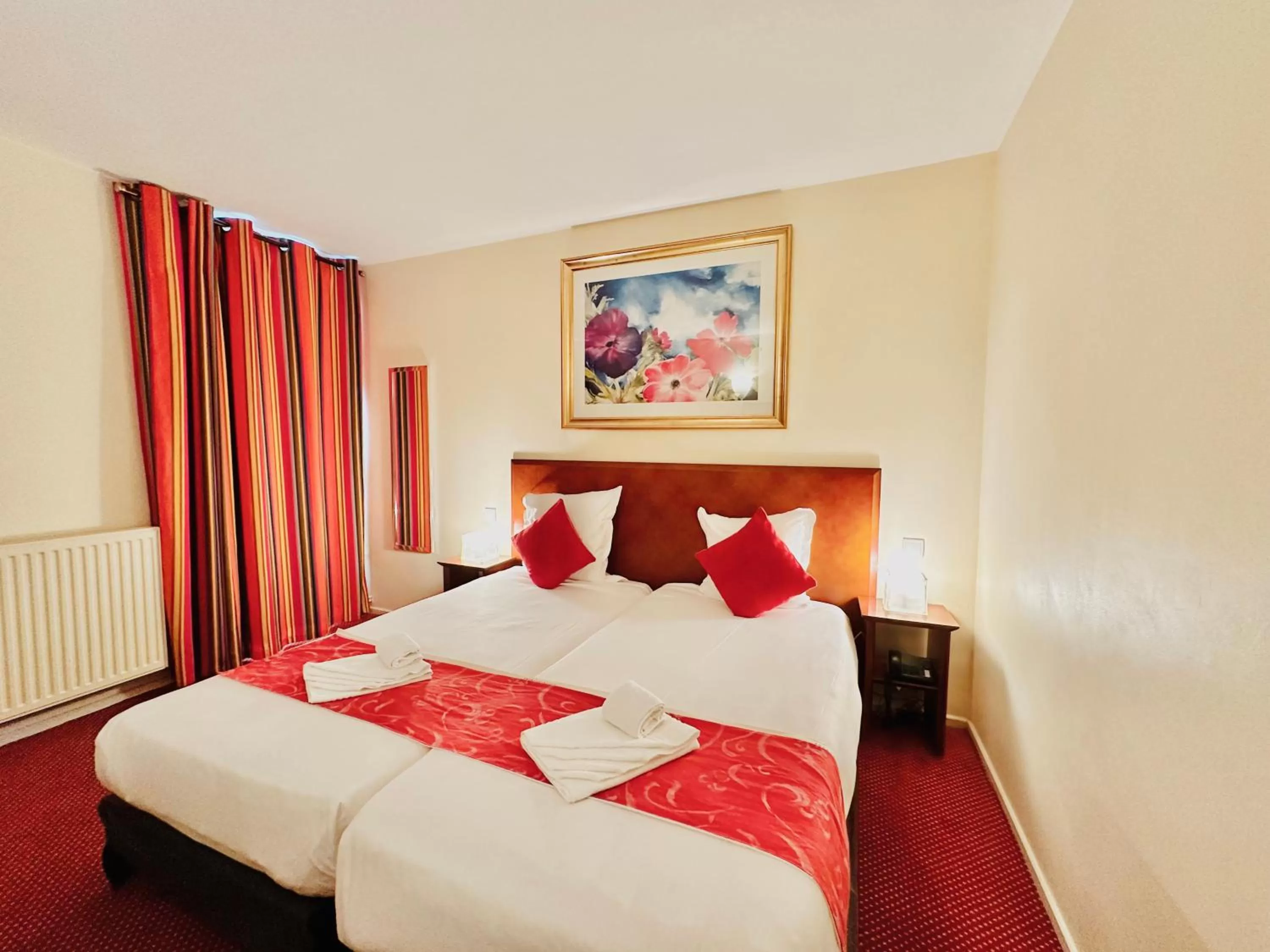 Bed in Hotel Bellevue Montmartre