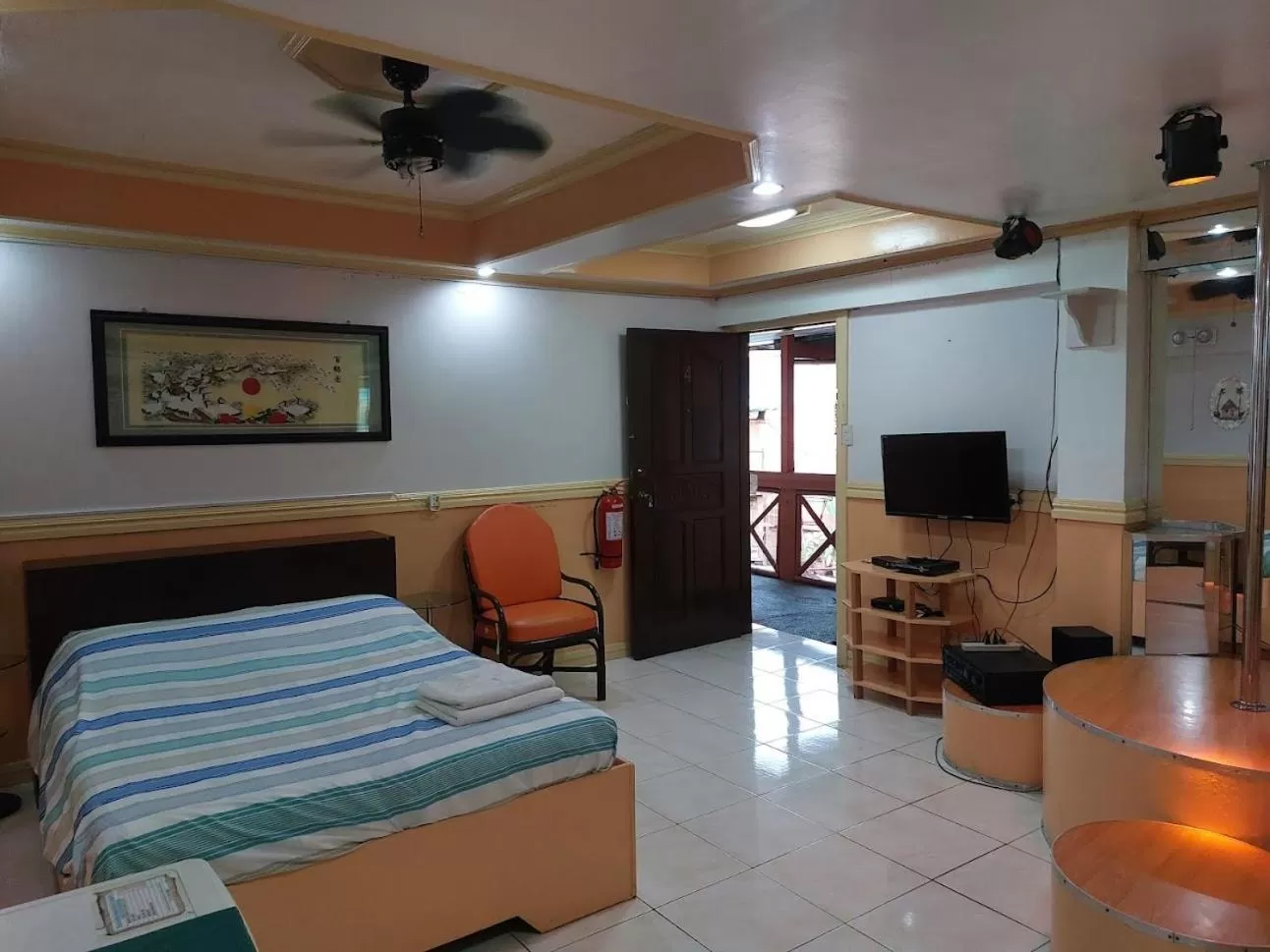 Bed in Kokomos Hotel and Restaurant