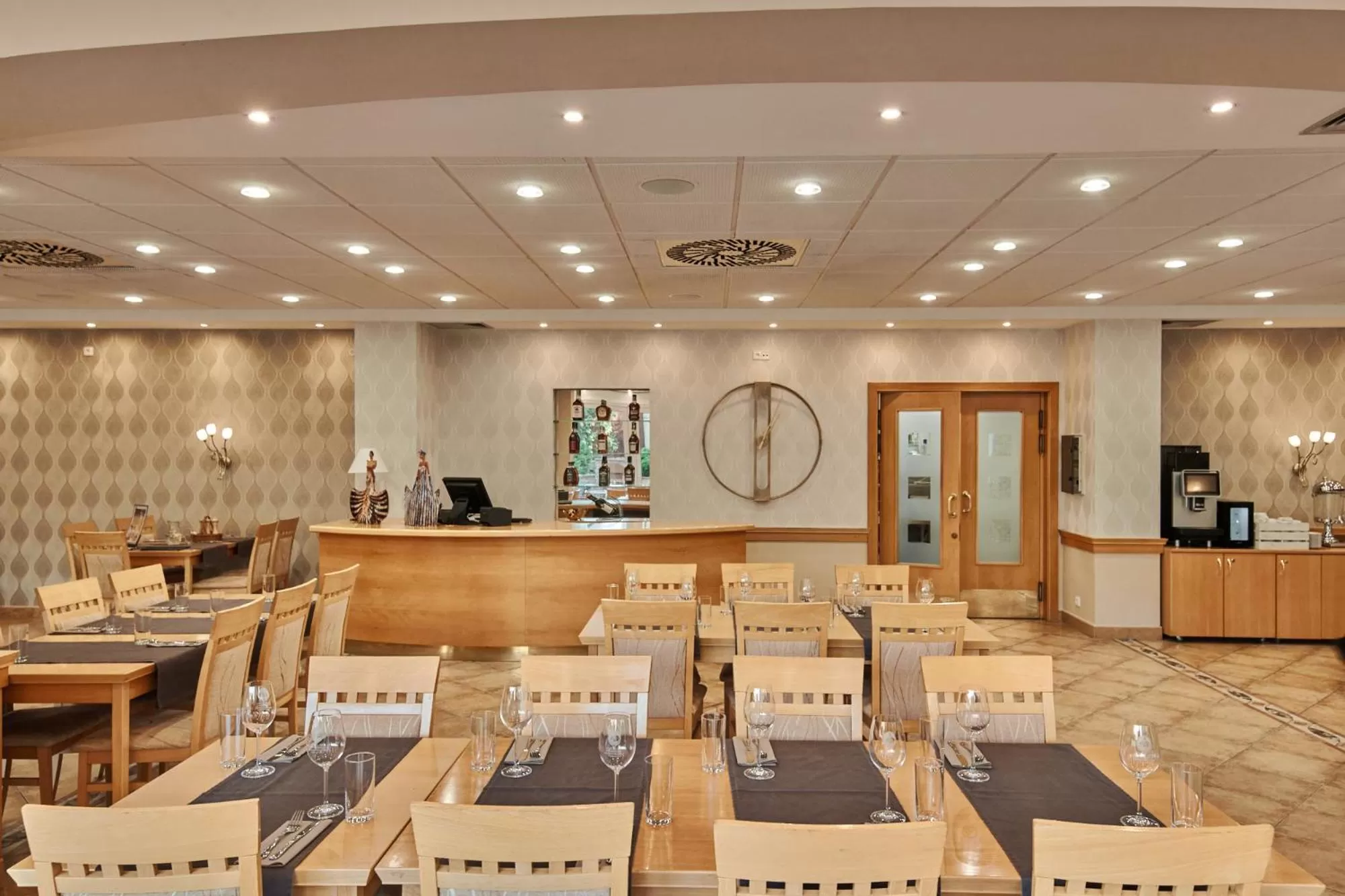 Restaurant/places to eat in Hotel Akademie a depandance Vila Jarmila