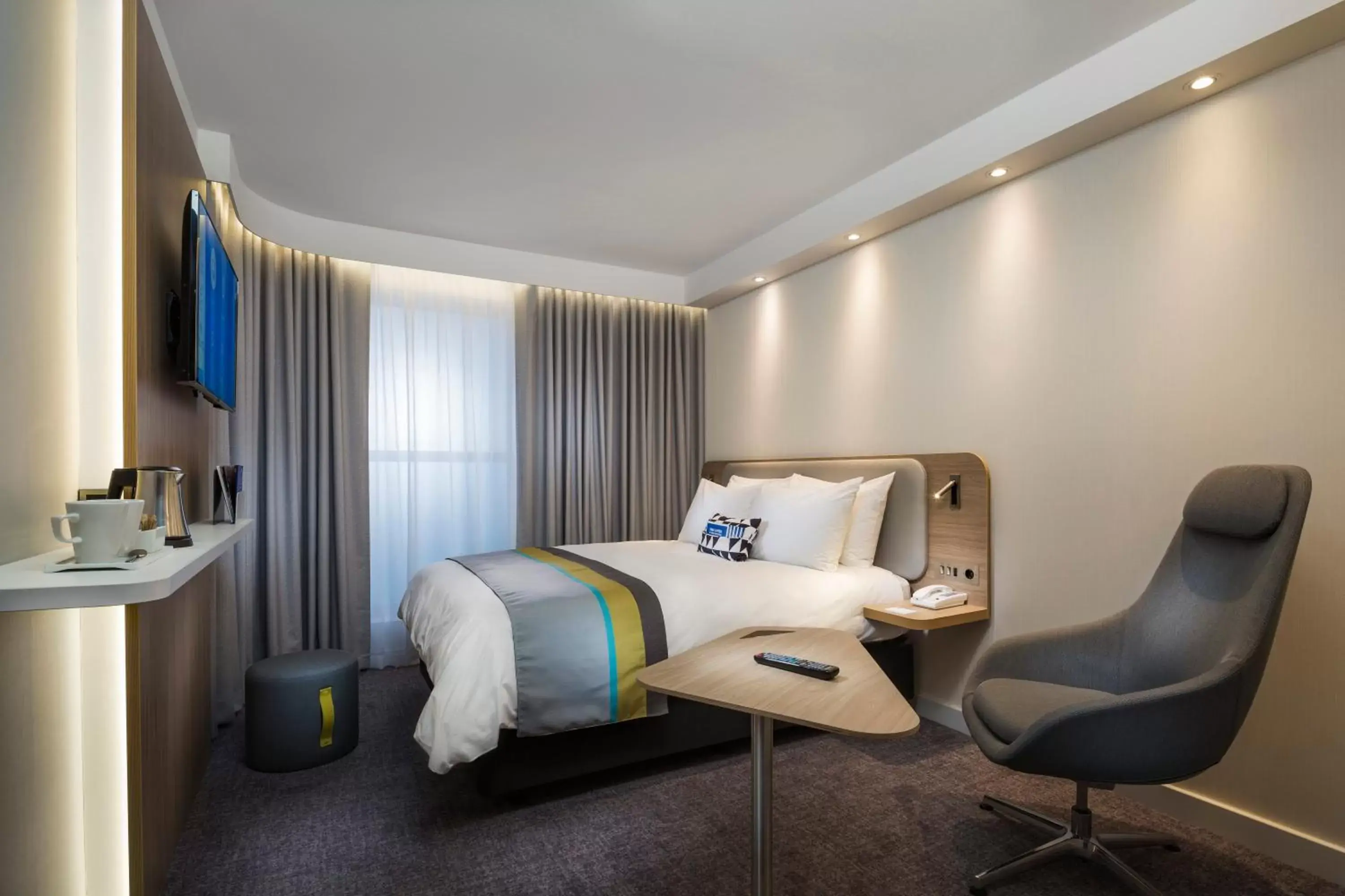 Standard Queen Room - Accessible with Free Breakfast in Holiday Inn Express - Luzern - Kriens by IHG Standard Queen Room - Accessible with Free Breakfast in Holiday Inn Express - Luzern - Kriens by IHG