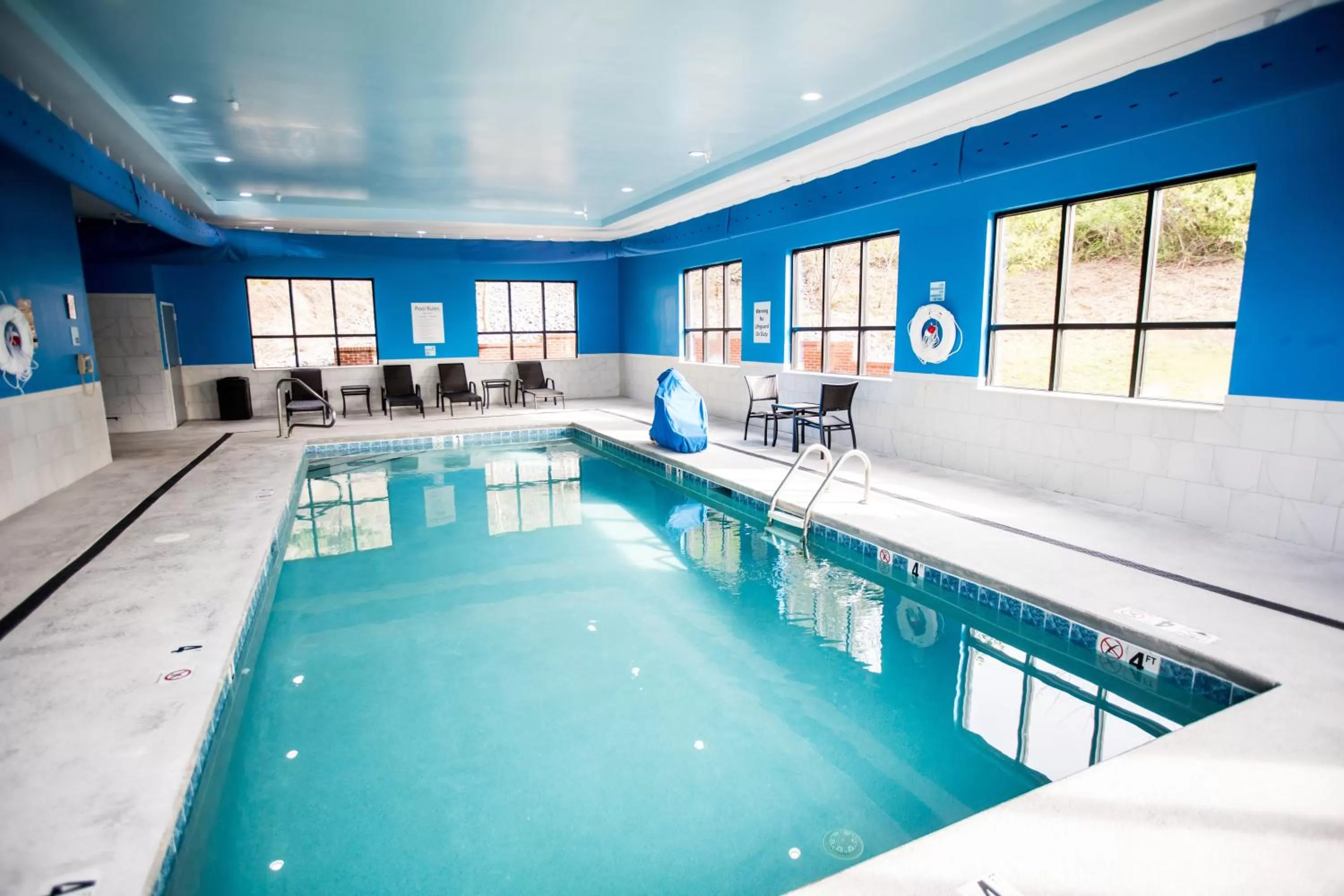 Swimming pool in Comfort Inn Dayton South