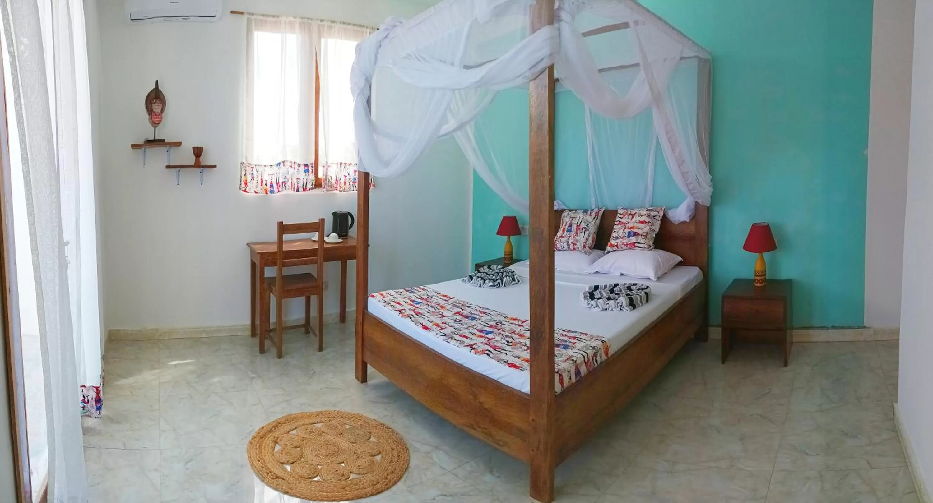 Photo of the whole room, Bed in Zanzicrown