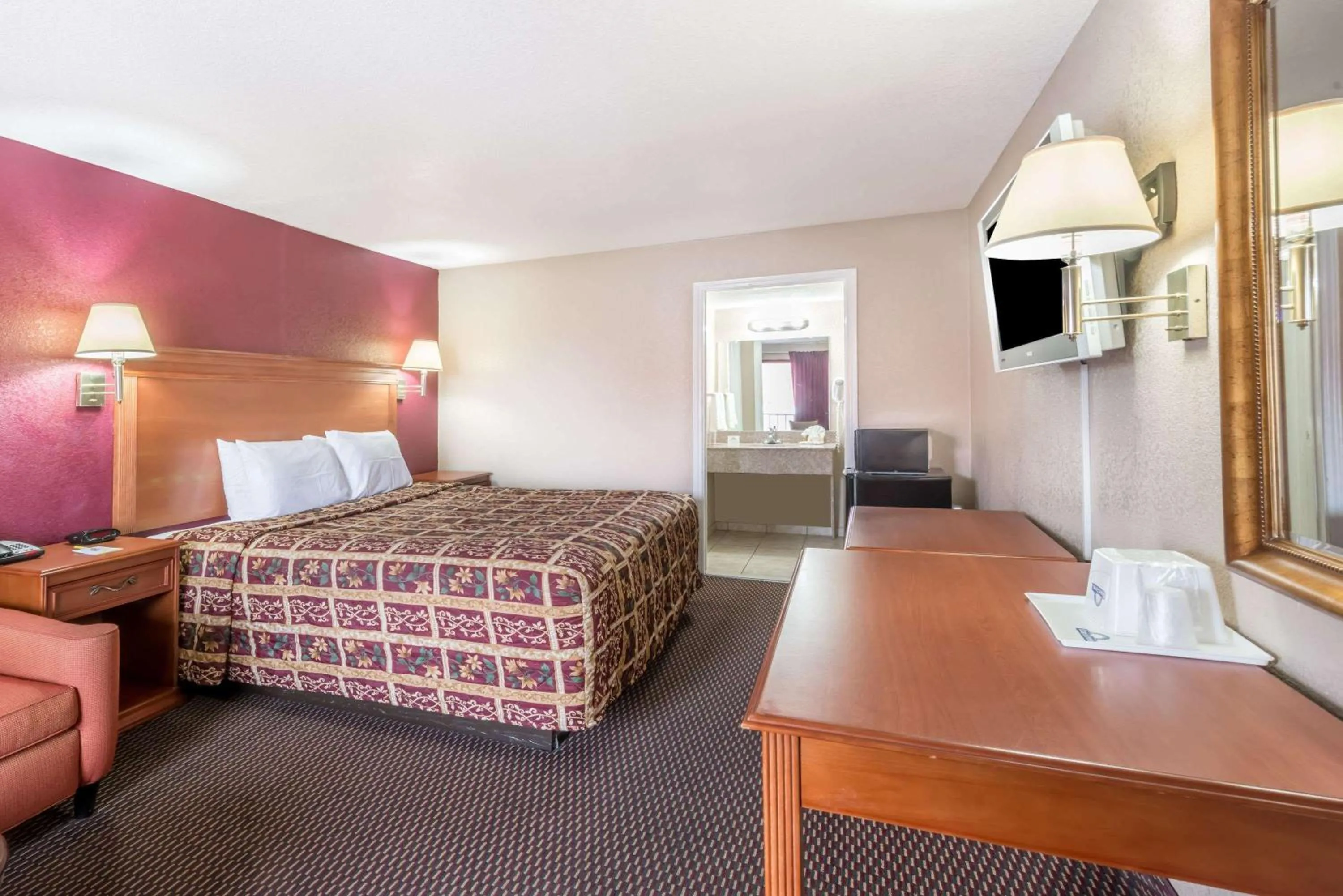 Photo of the whole room, Bed in Days Inn by Wyndham San Antonio Splashtown/ATT Center