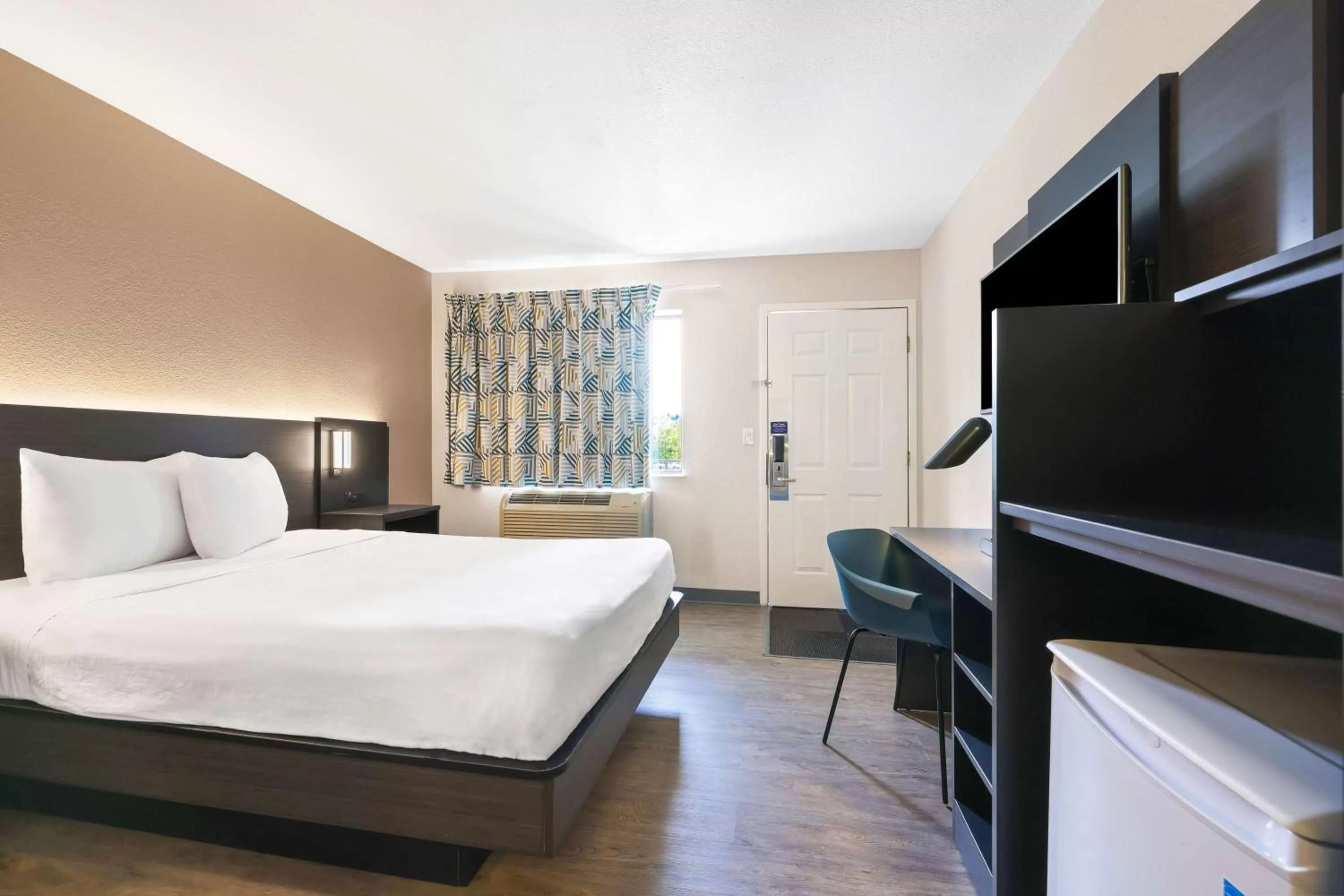 Photo of the whole room, Bed in Motel 6-Kirkland, WA - North Kirkland