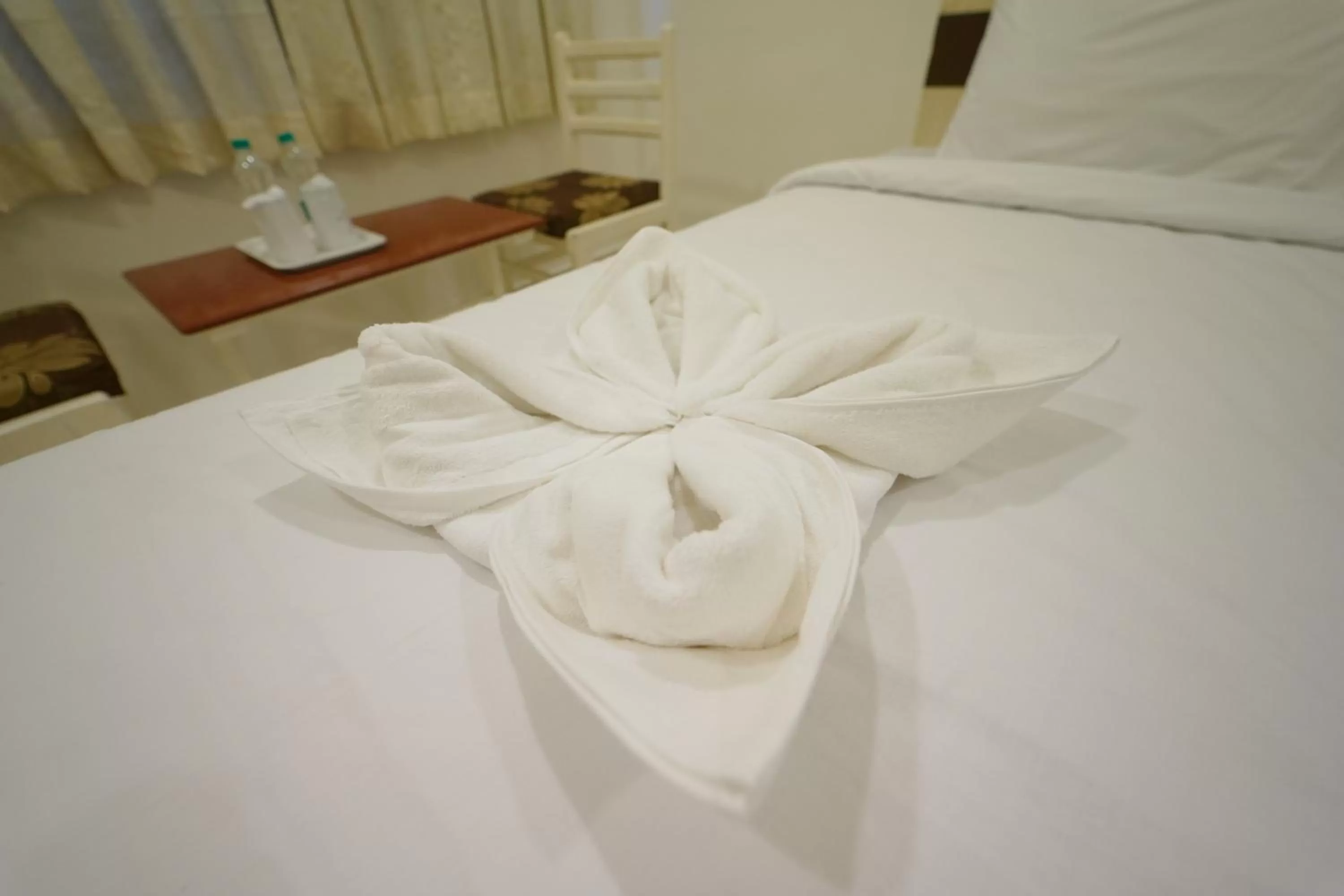 Bed in Hotel Palmyra Grand Inn