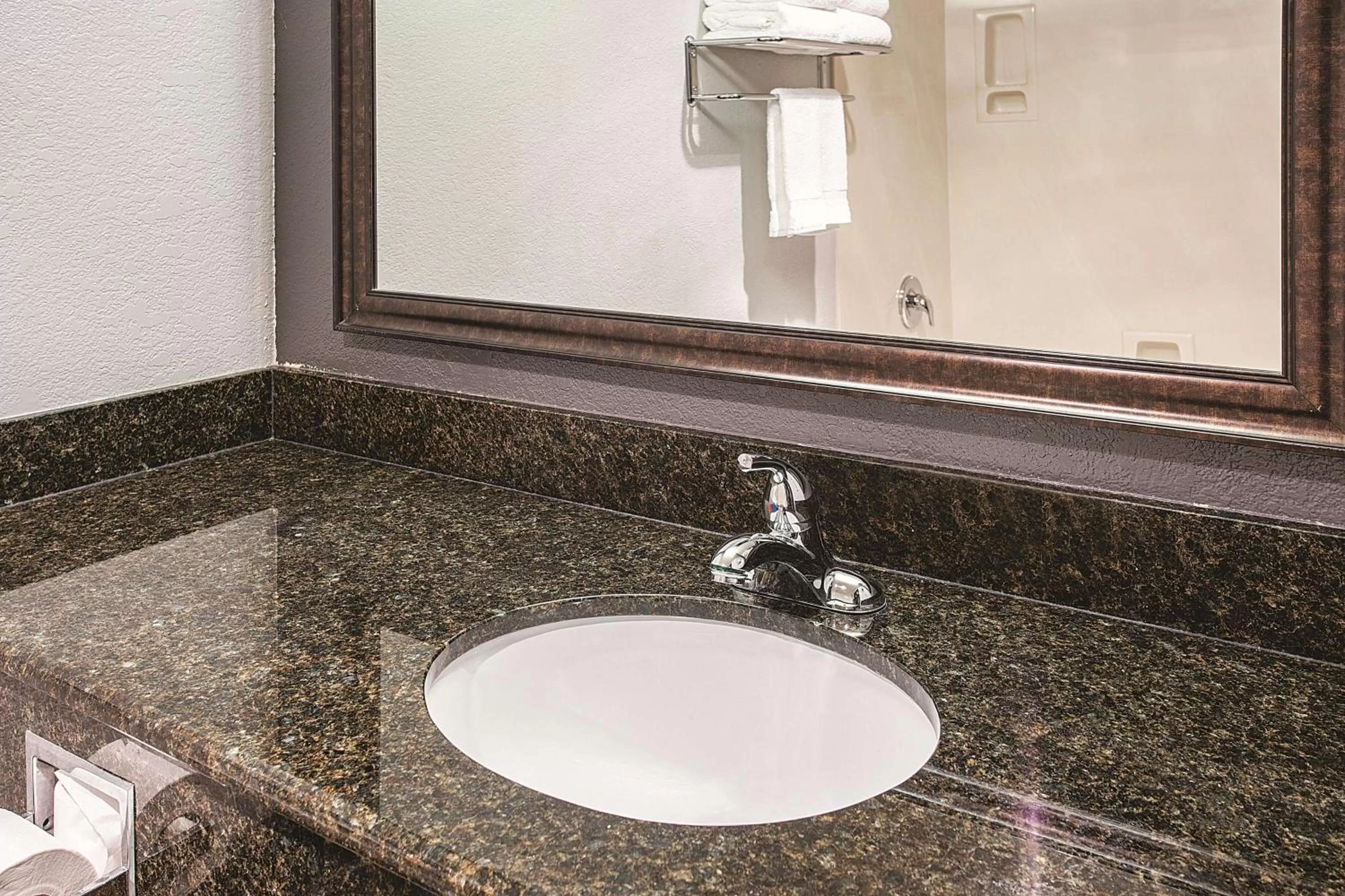 Photo of the whole room in La Quinta by Wyndham Davis