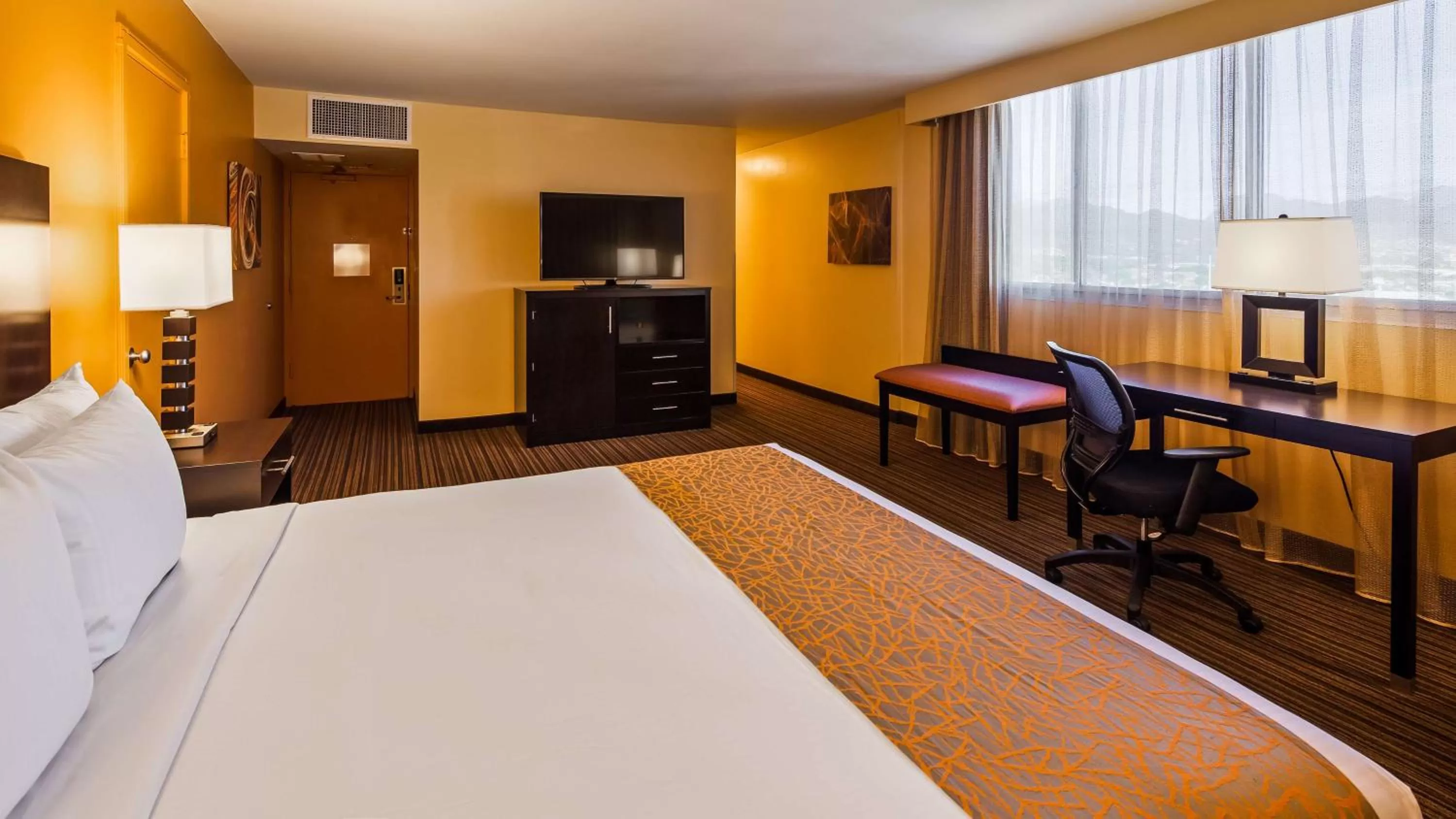 Bedroom, Bed in Best Western The Plaza Hotel Honolulu Airport - Free Breakfast