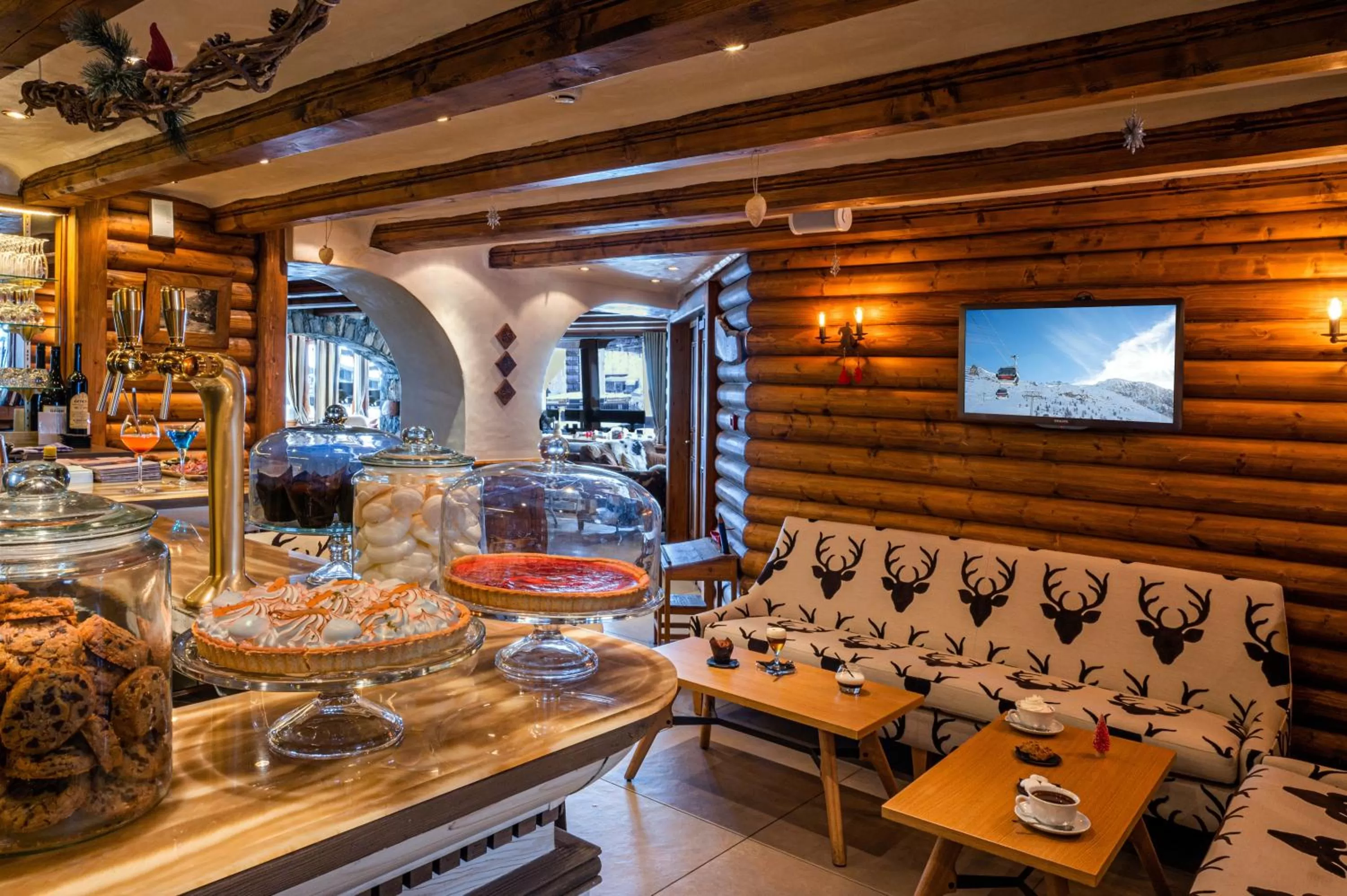 Lounge or bar in Hôtel les Campanules by Les Etincelles