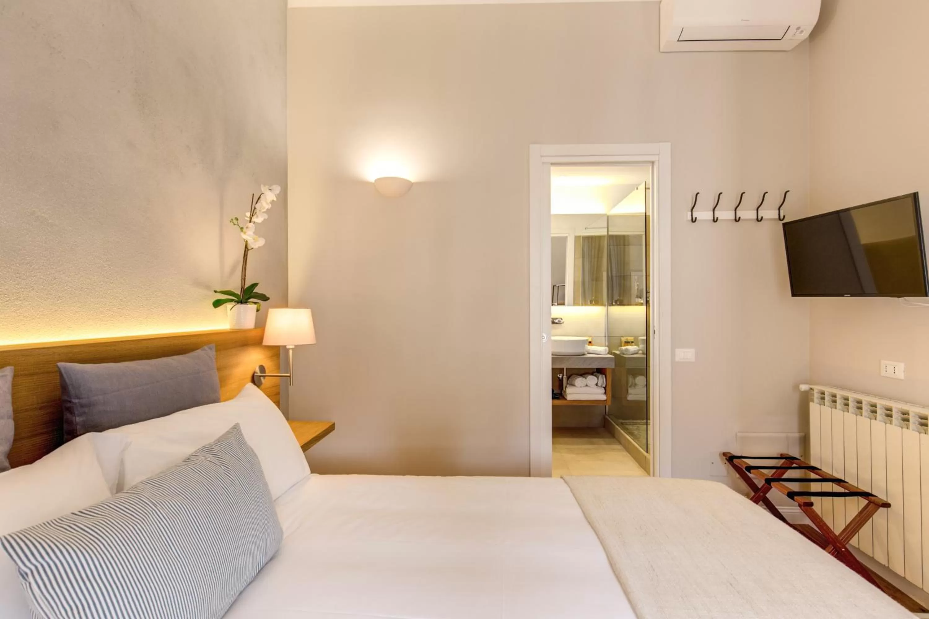 Bedroom, Bed in The Spanish Suite Campo de' Fiori