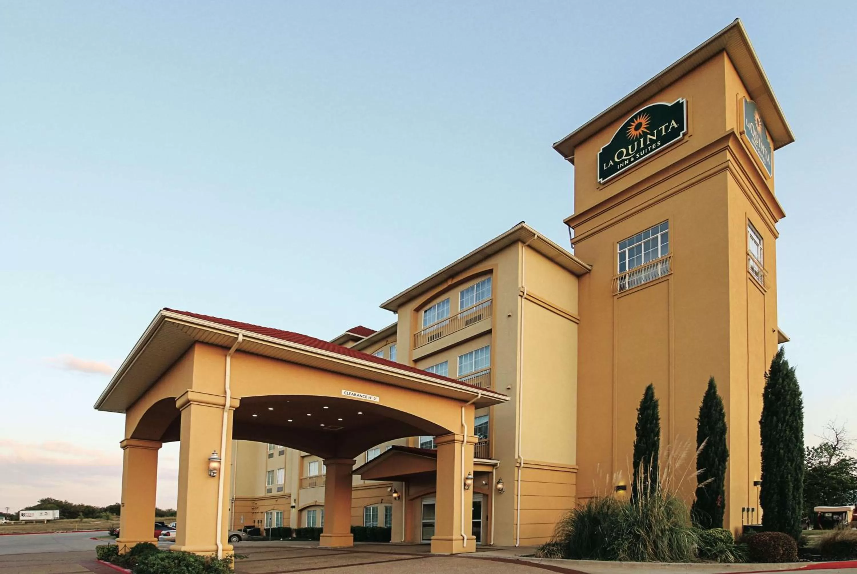 Property building in La Quinta Inn & Suites by Wyndham South Dallas - Hutchins