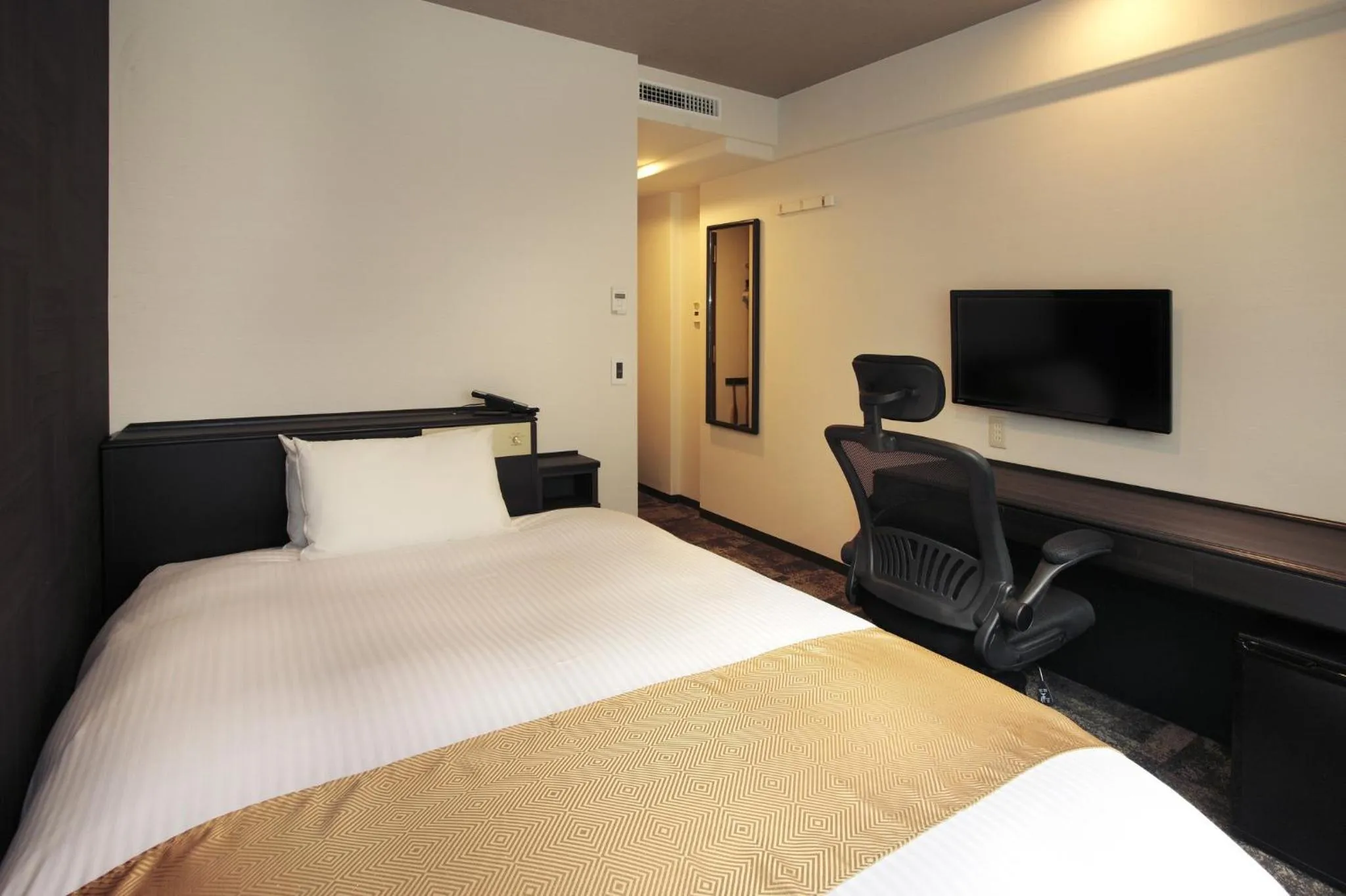 Photo of the whole room, Bed in El Inn Kyoto