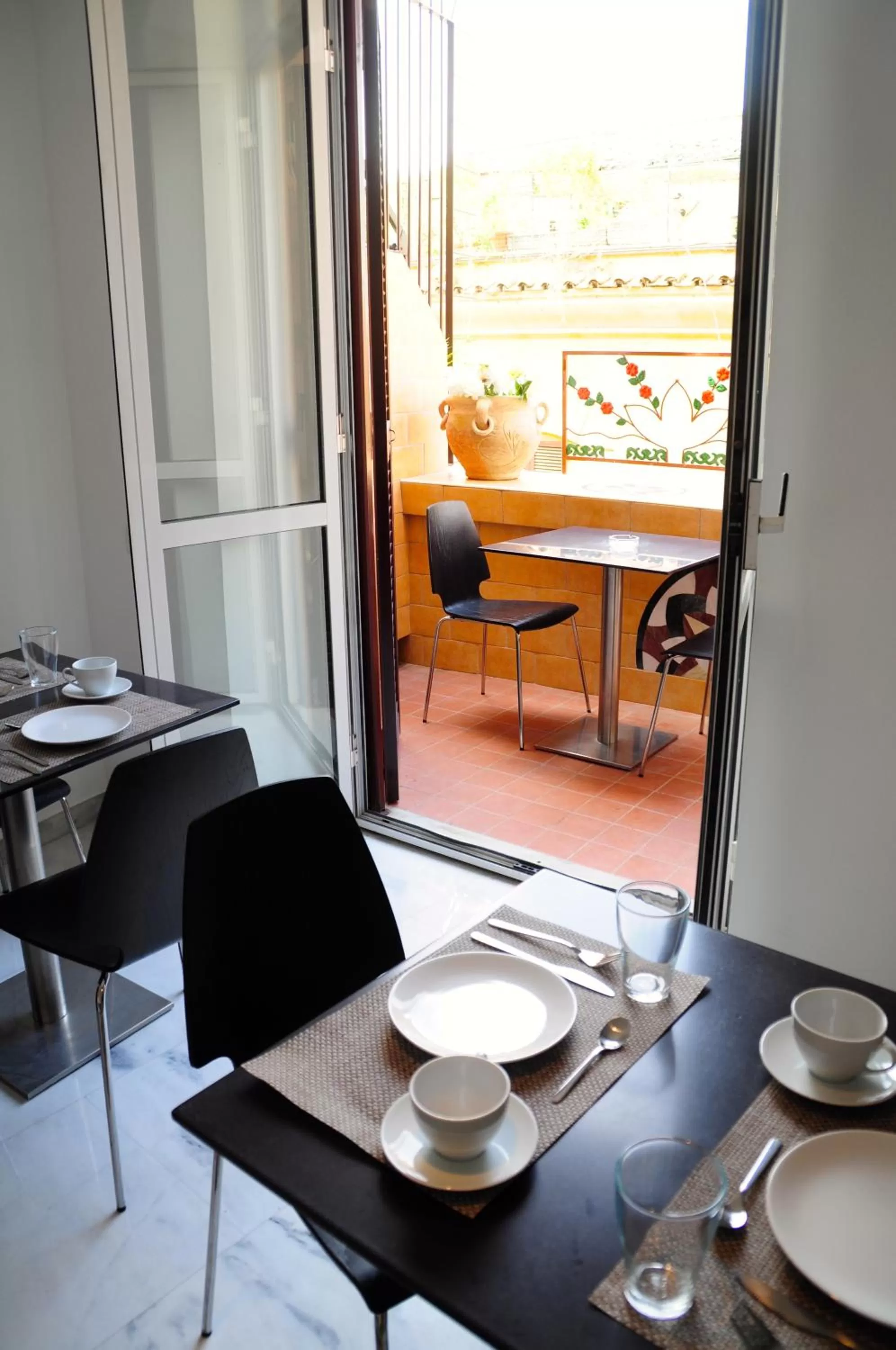 Food and drinks in Little Rhome Suites