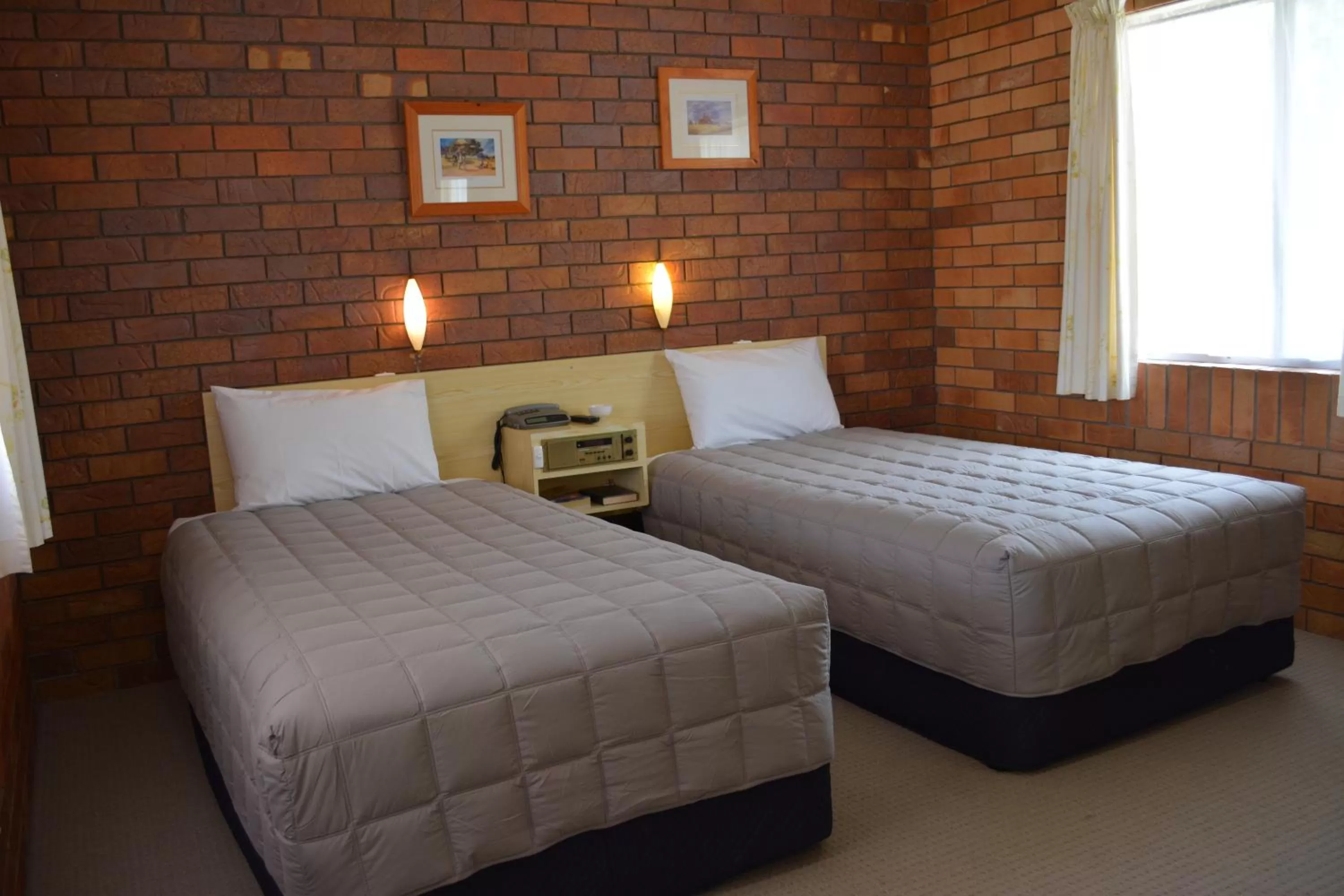 Photo of the whole room, Bed in Peter Allen Motor Inn