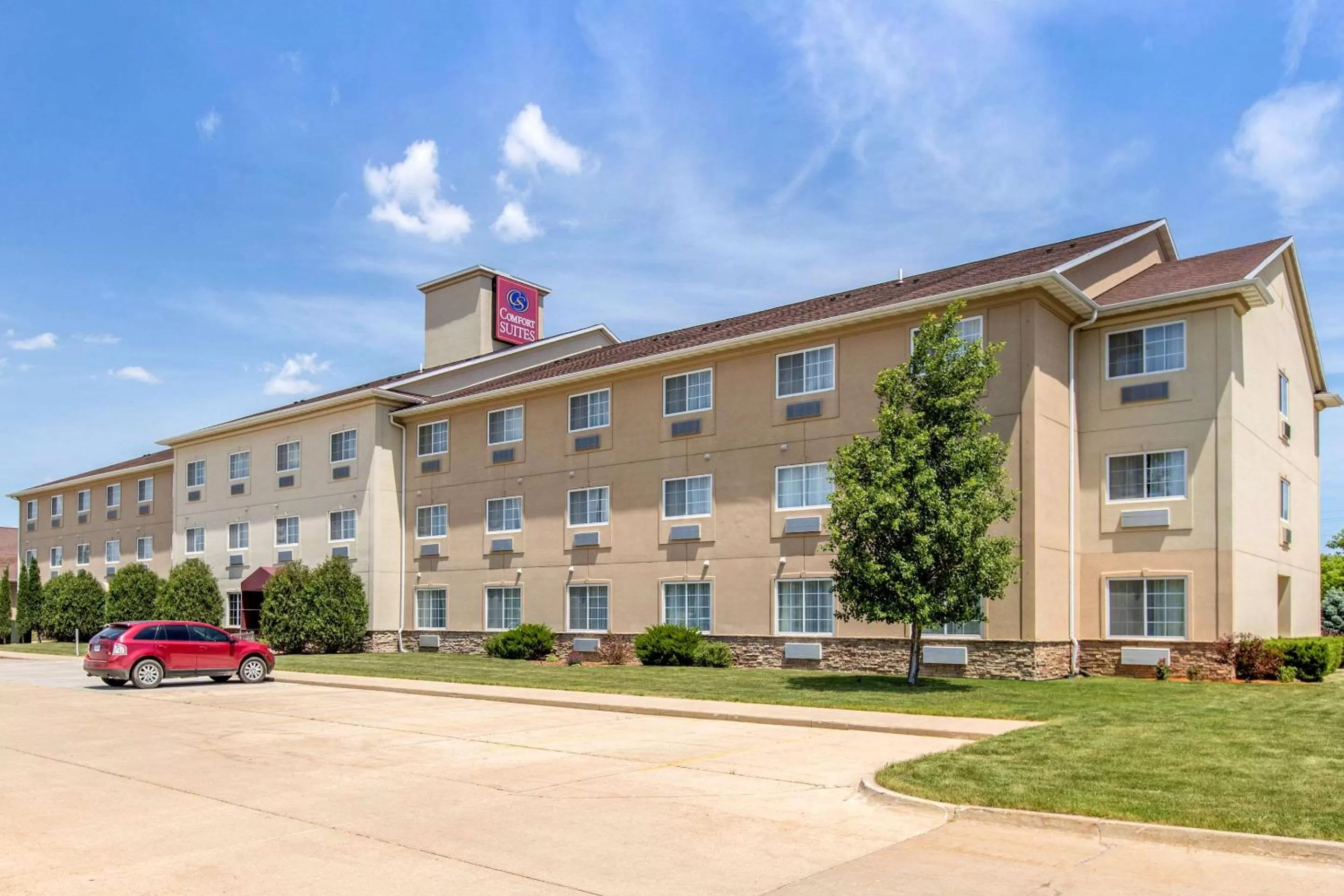 Property building in Comfort Suites Cedar Falls Industrial Park