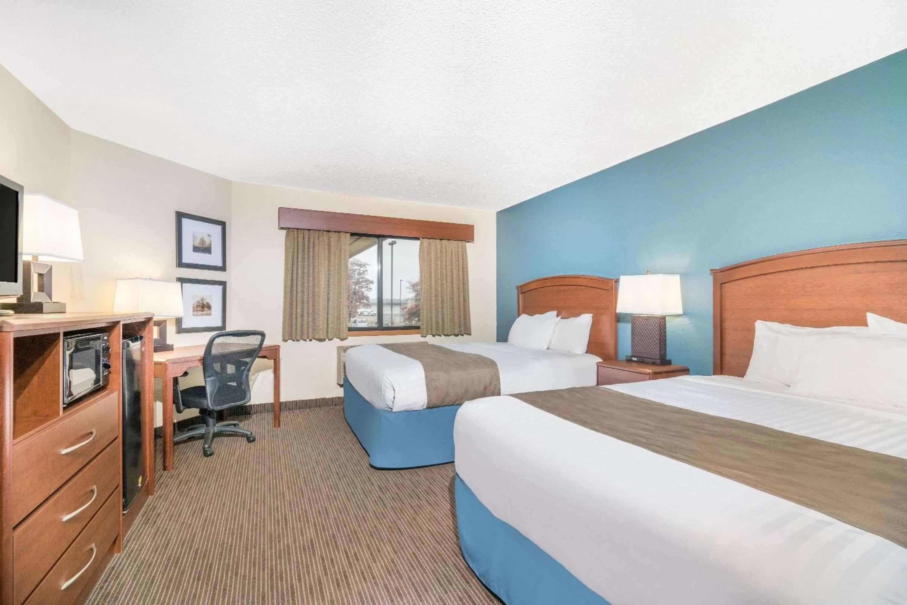 Bedroom, Bed in Days Inn & Suites by Wyndham Baxter Brainerd Area
