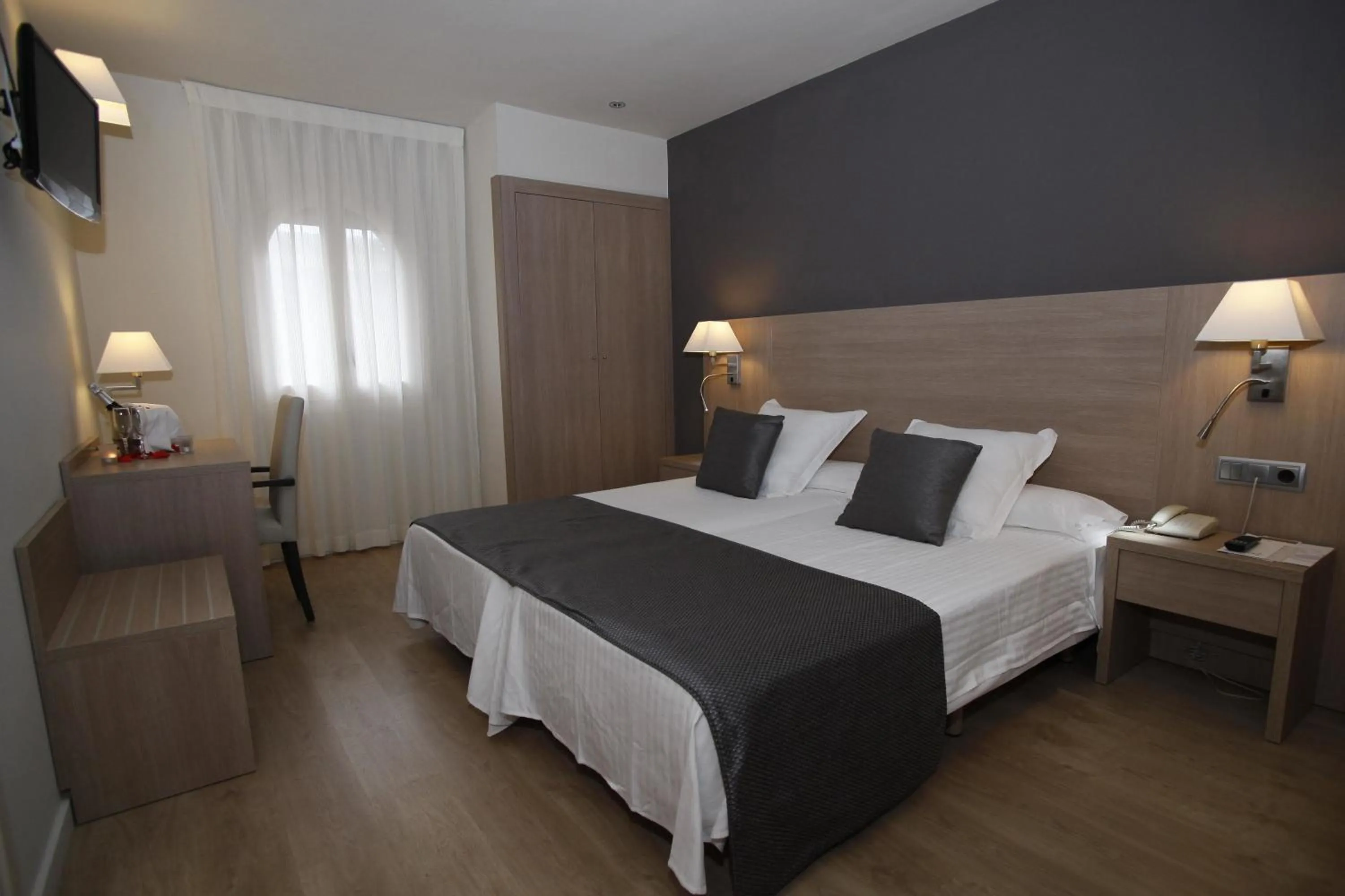 Photo of the whole room, Bed in Balneari Termes Victòria