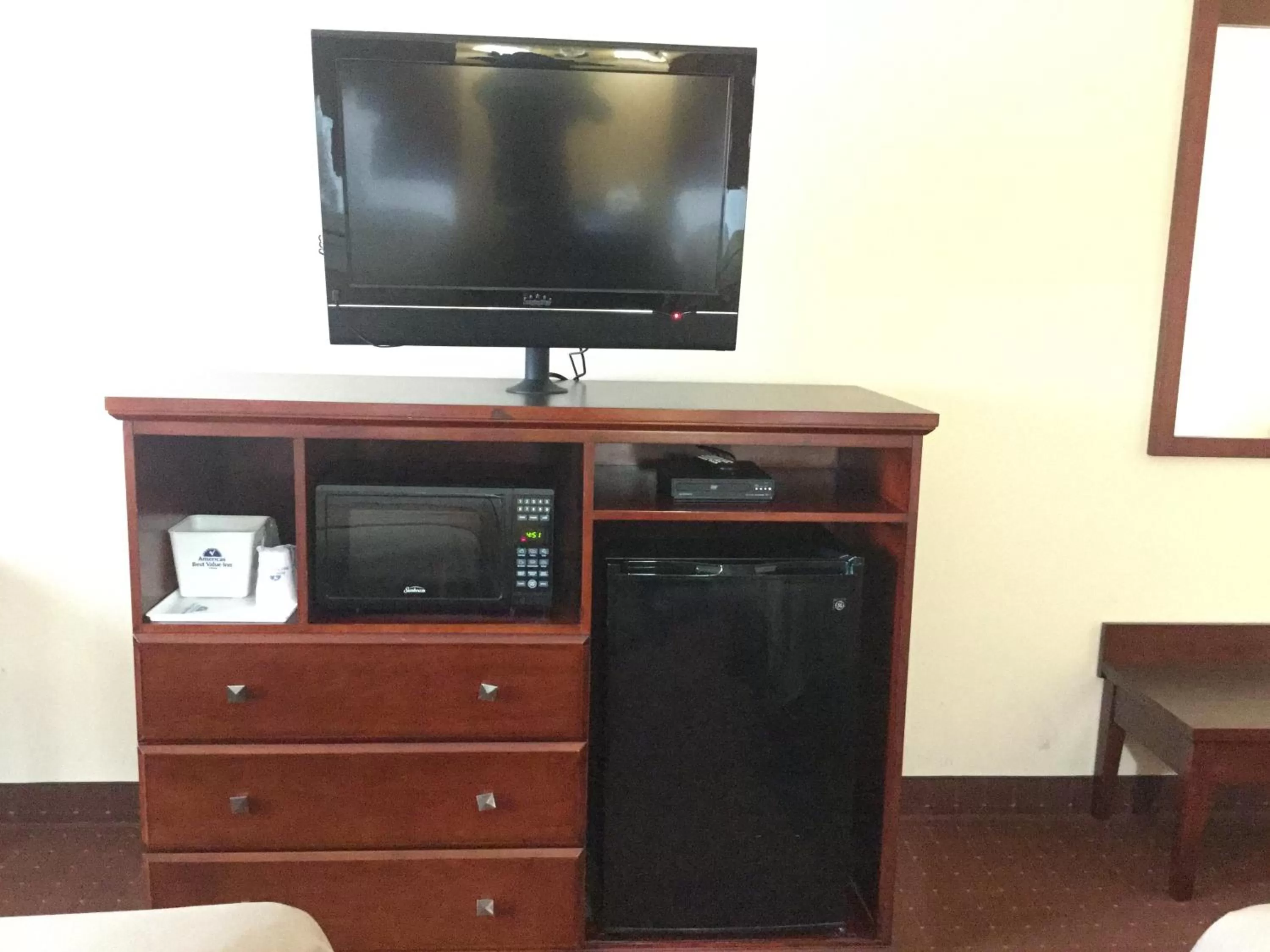 TV and multimedia in Americas Best Value Inn Saint Robert/Fort Leonard Wood