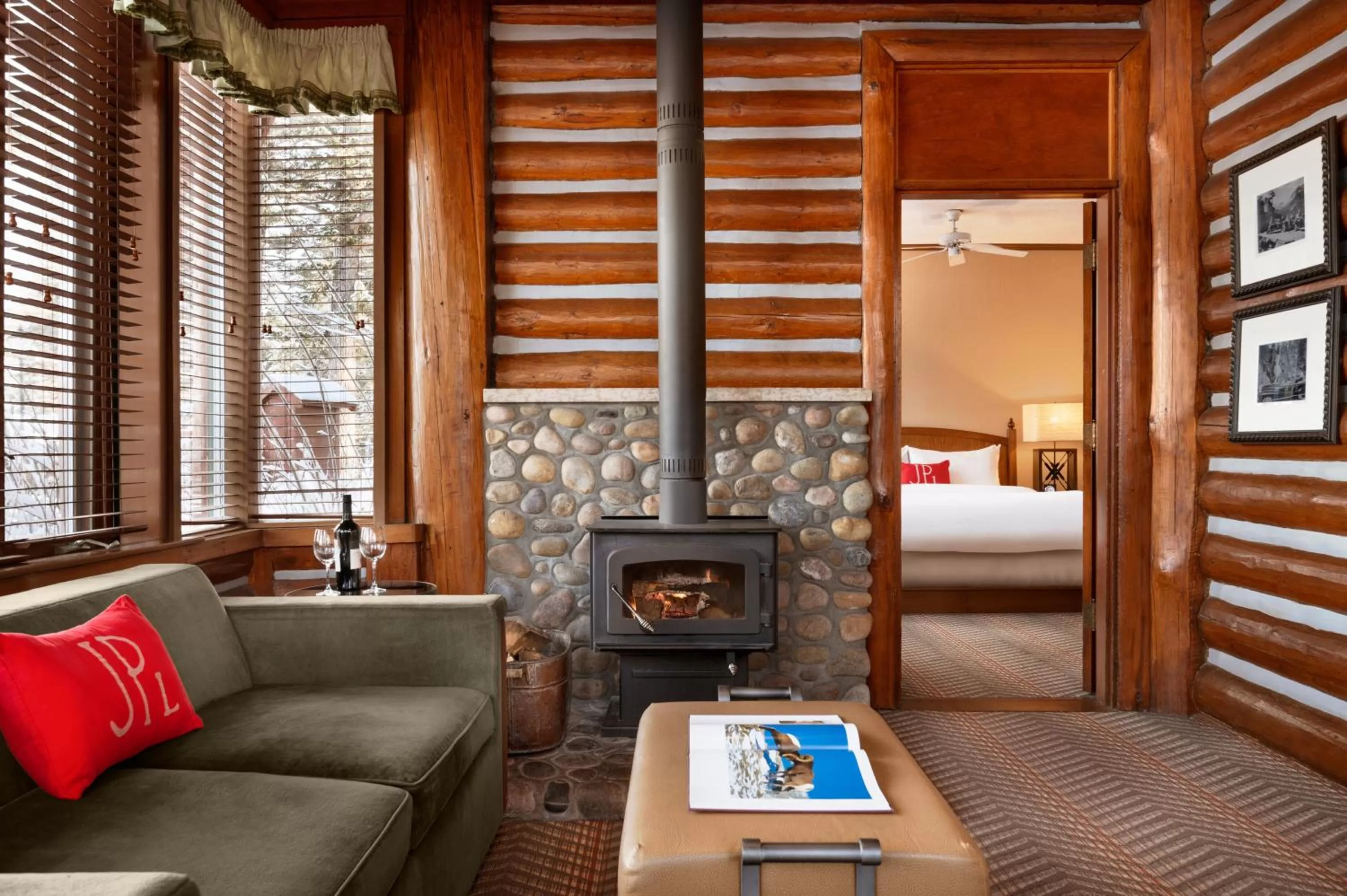 Communal lounge/ TV room, Bed in Fairmont Jasper Park Lodge