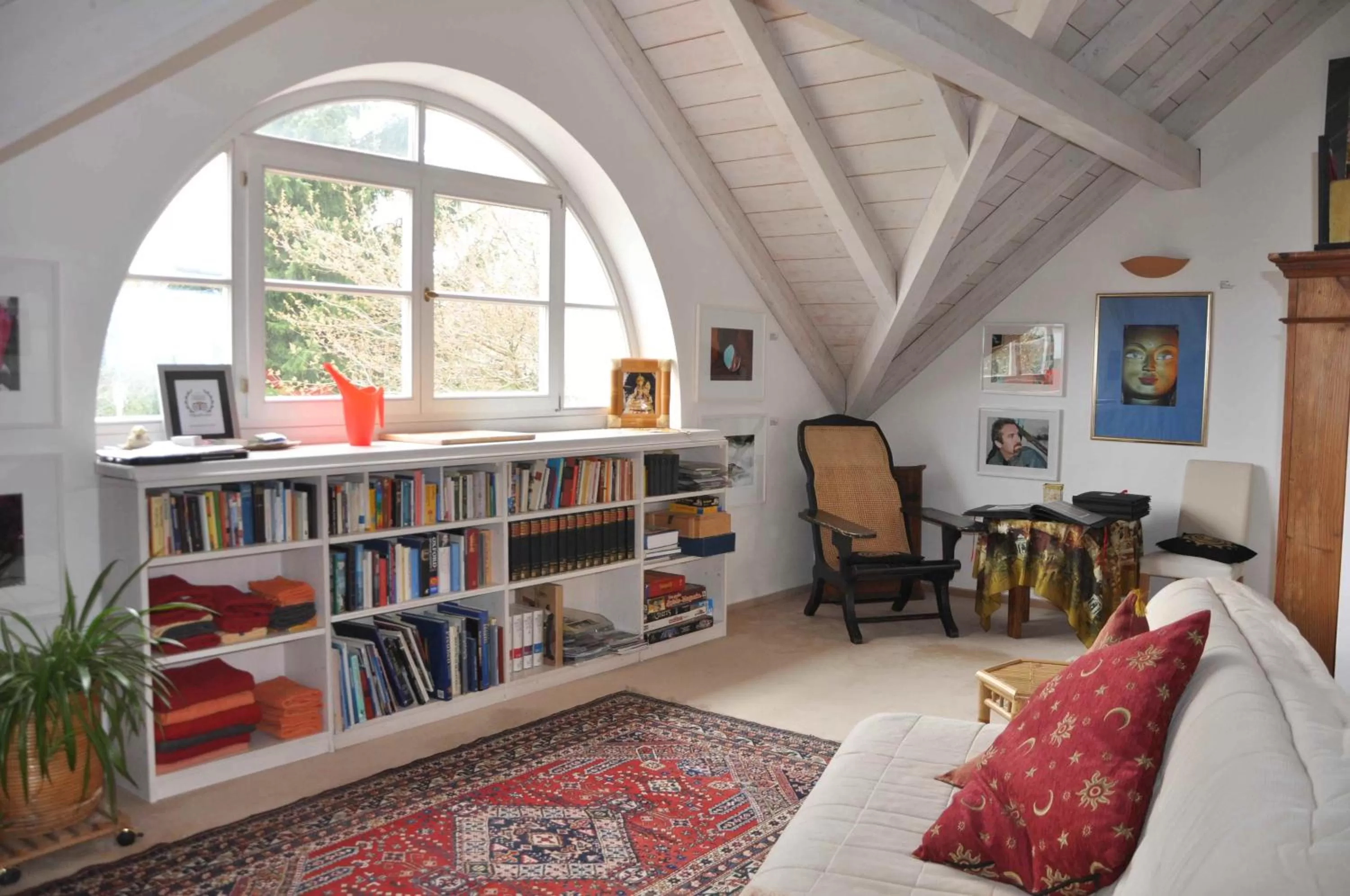 Communal lounge/ TV room, Library in Bed and Breakfast Bavaria München