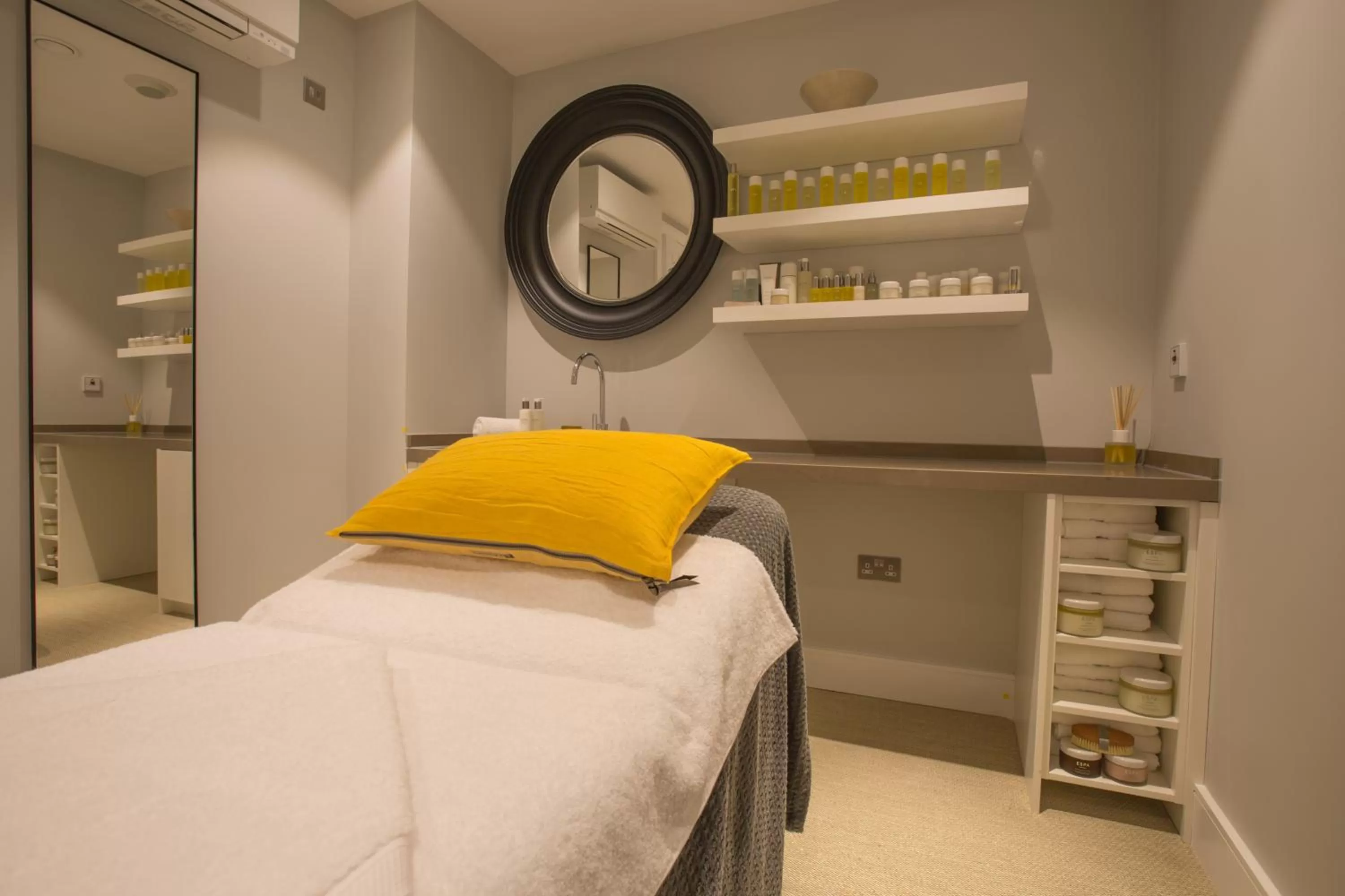 Spa and wellness centre/facilities, Bed in Harbour Hotel & Spa Southampton