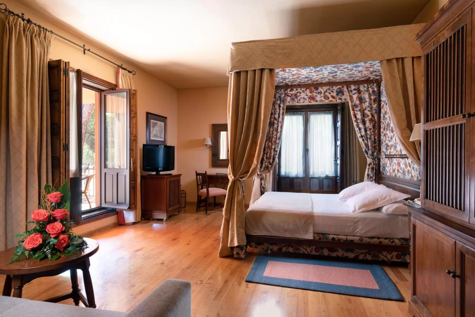 Photo of the whole room, Bed in Parador de Tordesillas