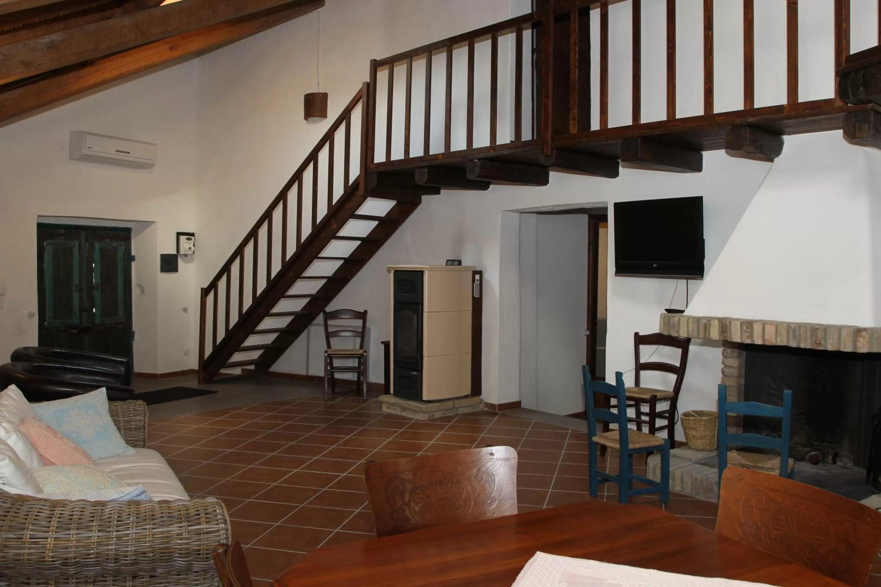 Communal lounge/ TV room in B&B Charme Sa Pardina