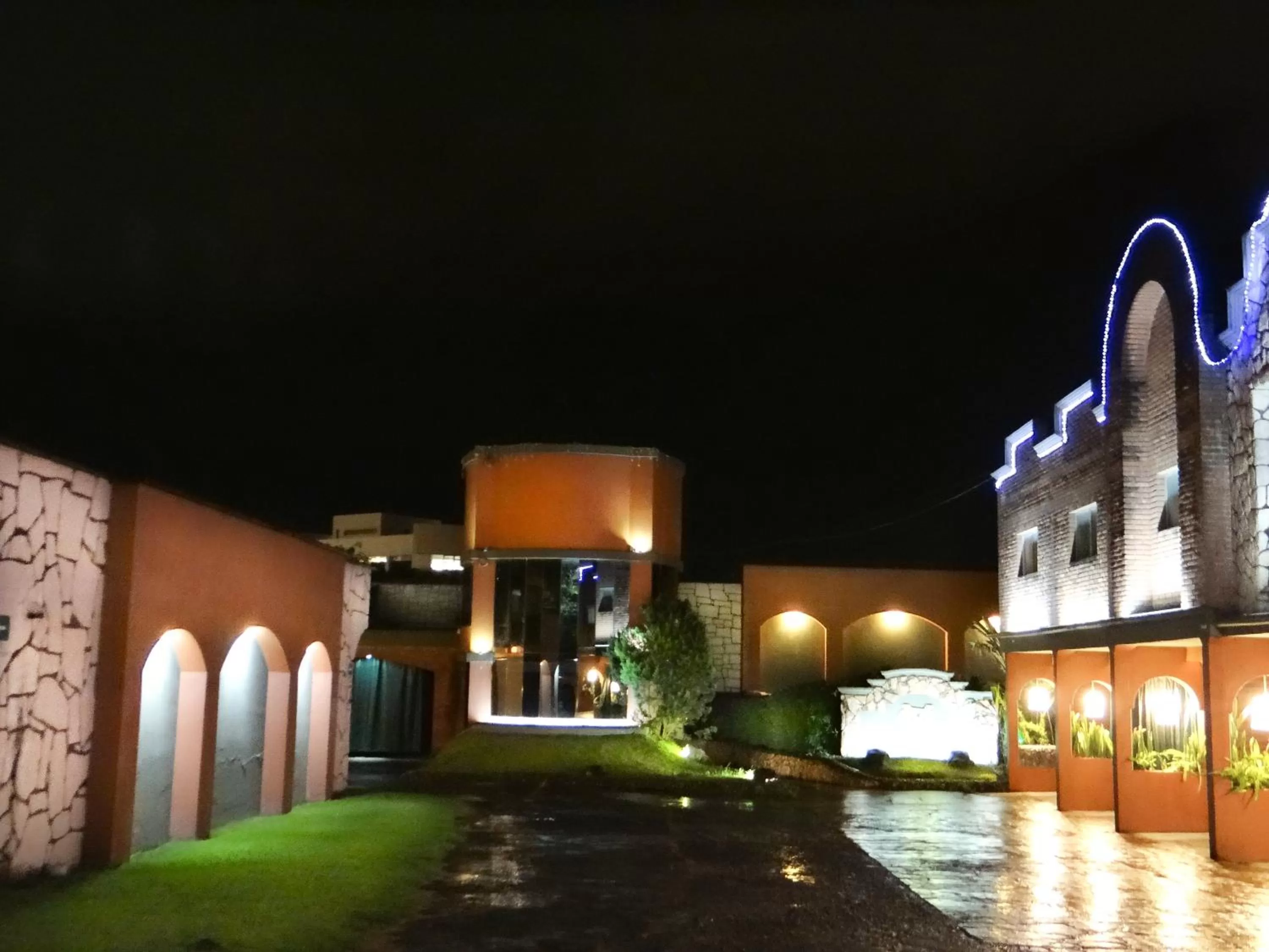 Facade/entrance in Silmar Hotel/Motel