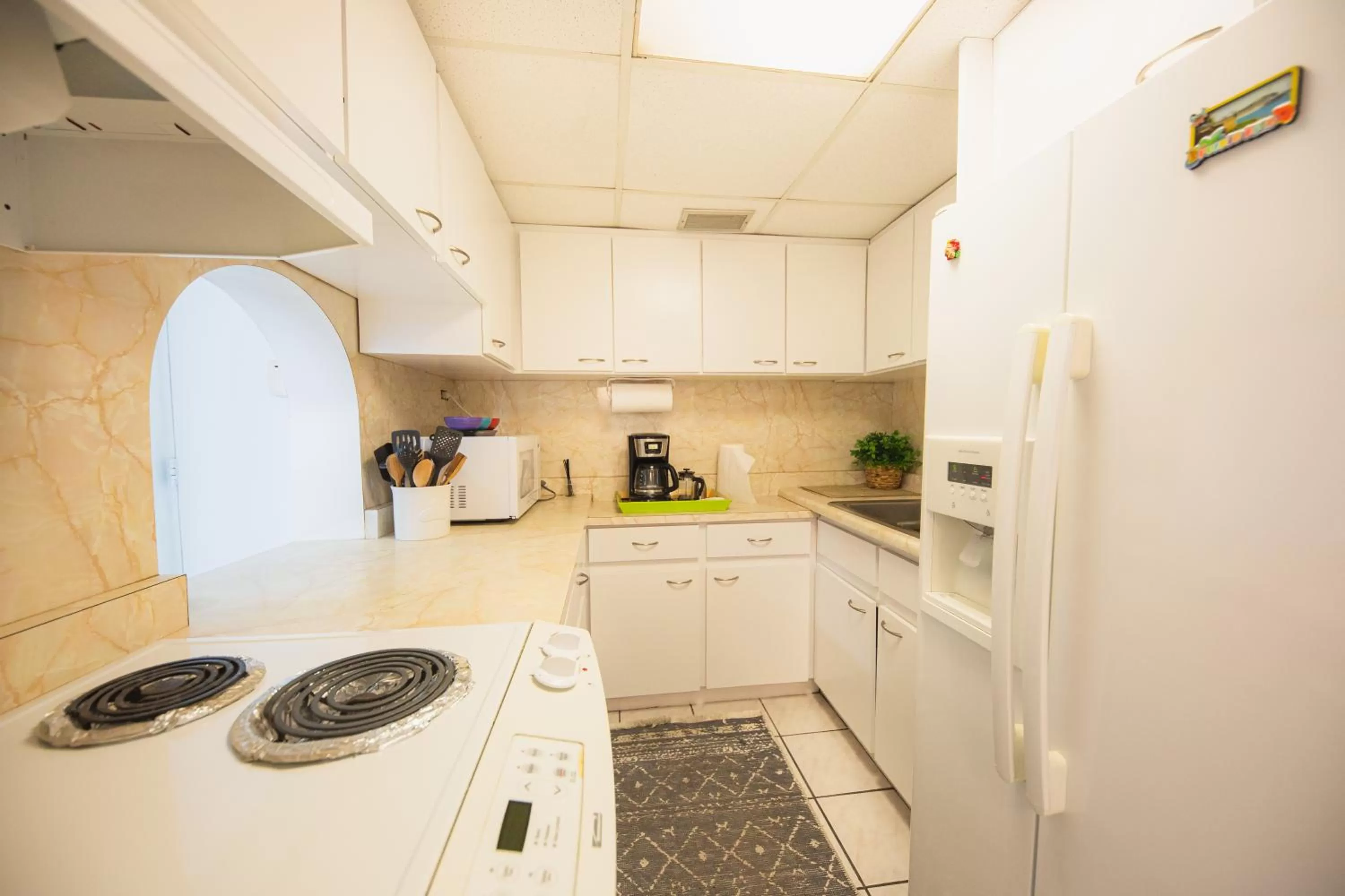 Coffee/tea facilities, Kitchen/Kitchenette in ESJ Towers by Chana