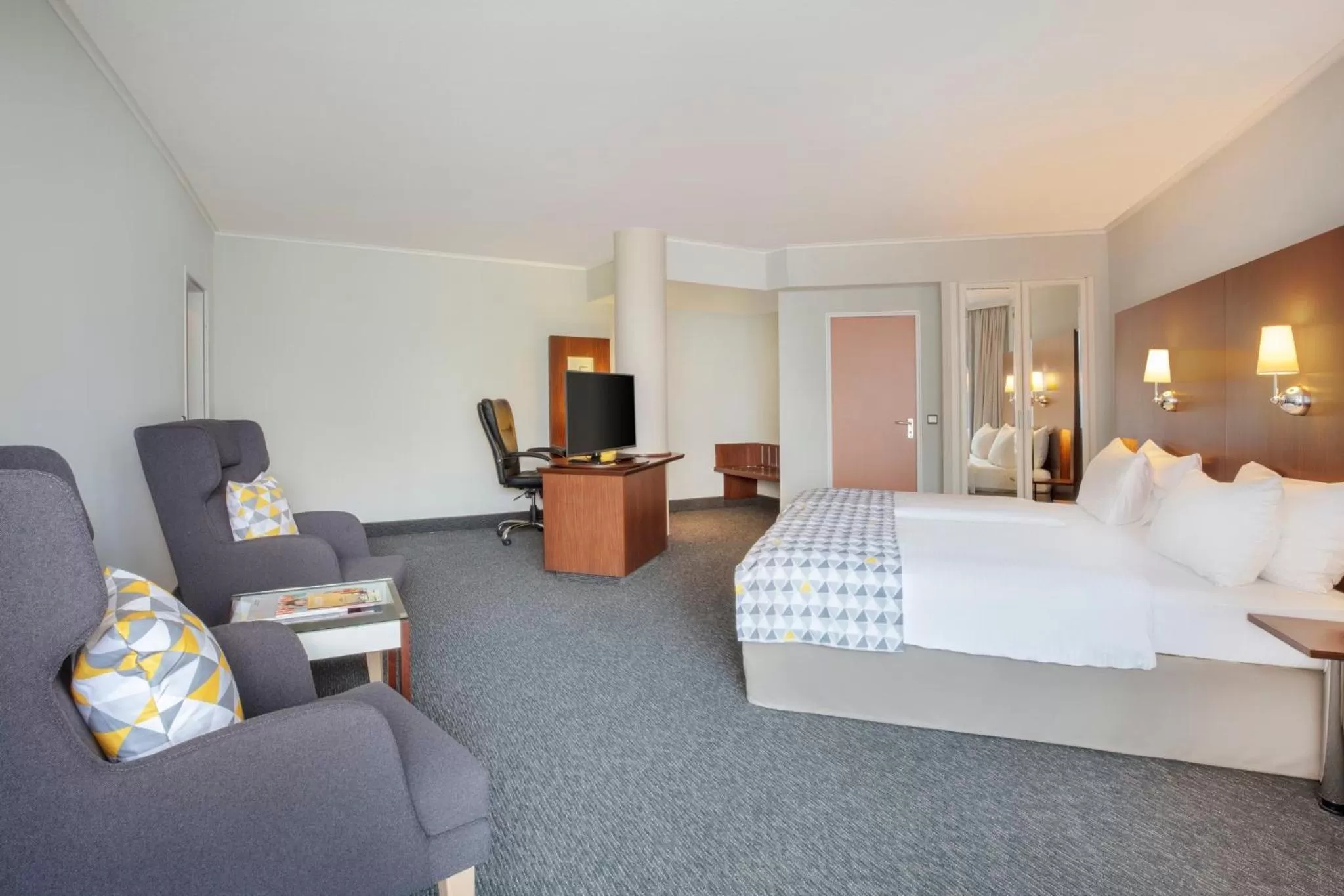 Photo of the whole room, Bed in Holiday Inn Munich - South by IHG