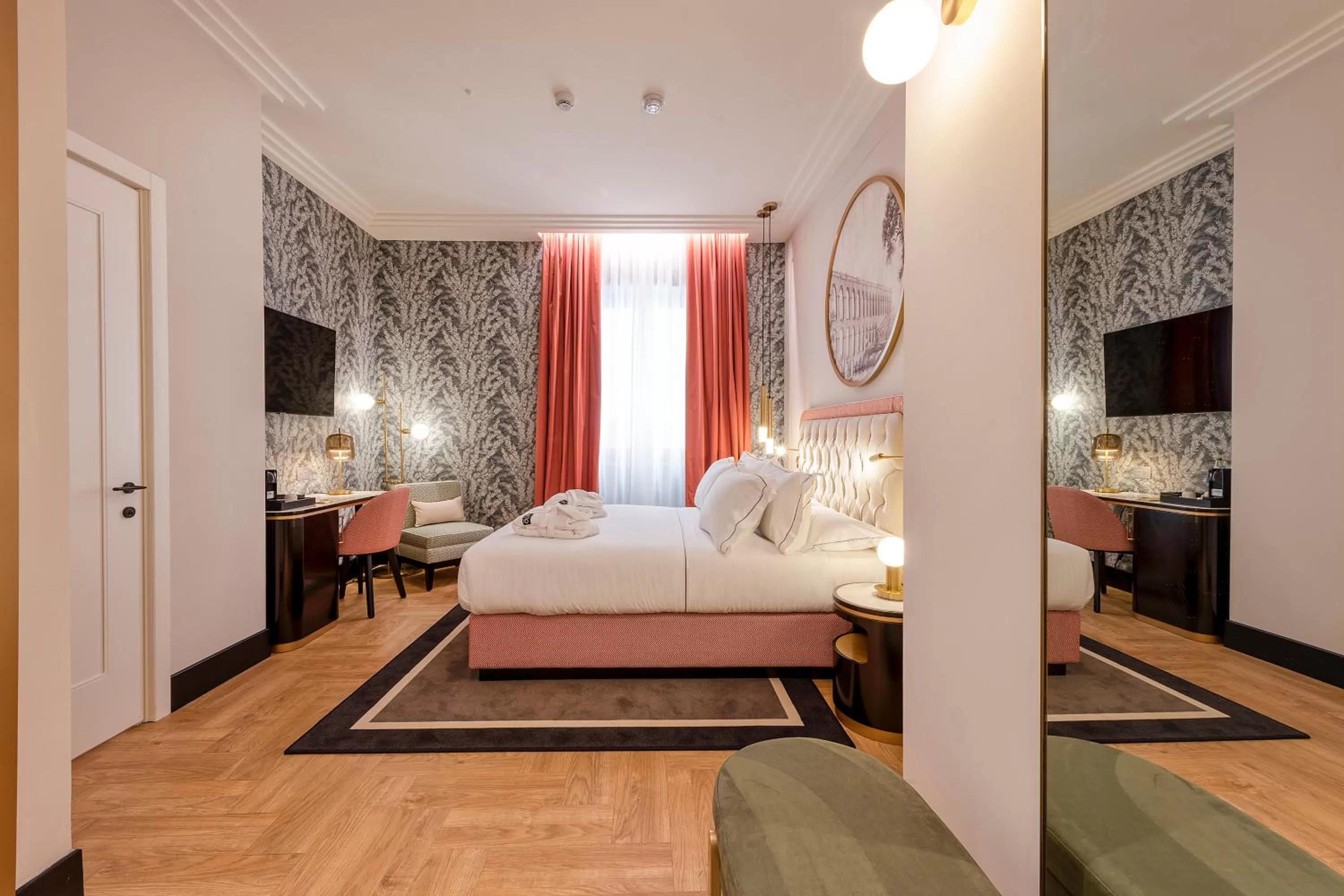 Photo of the whole room, Bed in H10 Palazzo Galla