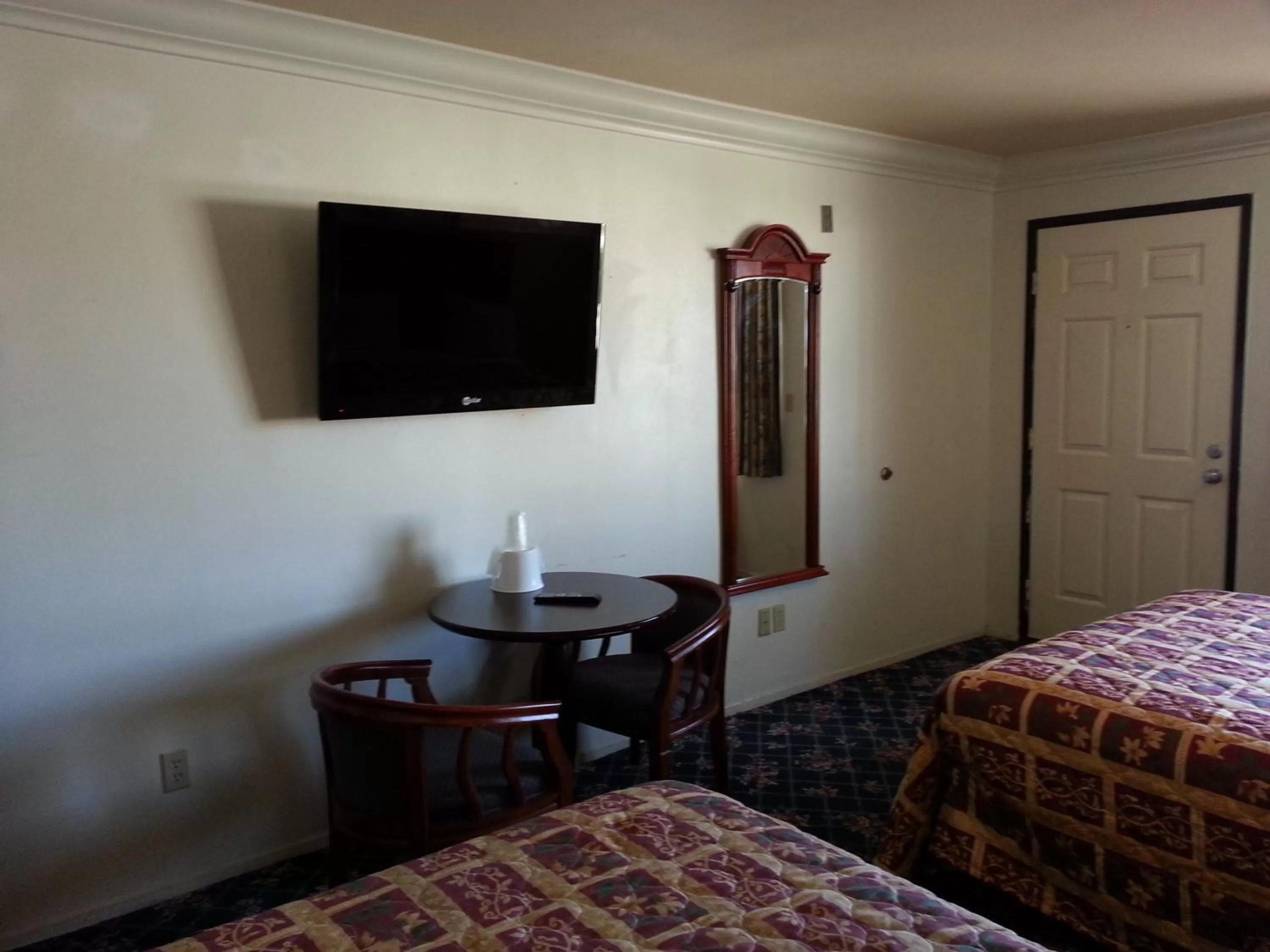 Decorative detail, Bed in Royal Inn Motel Long Beach