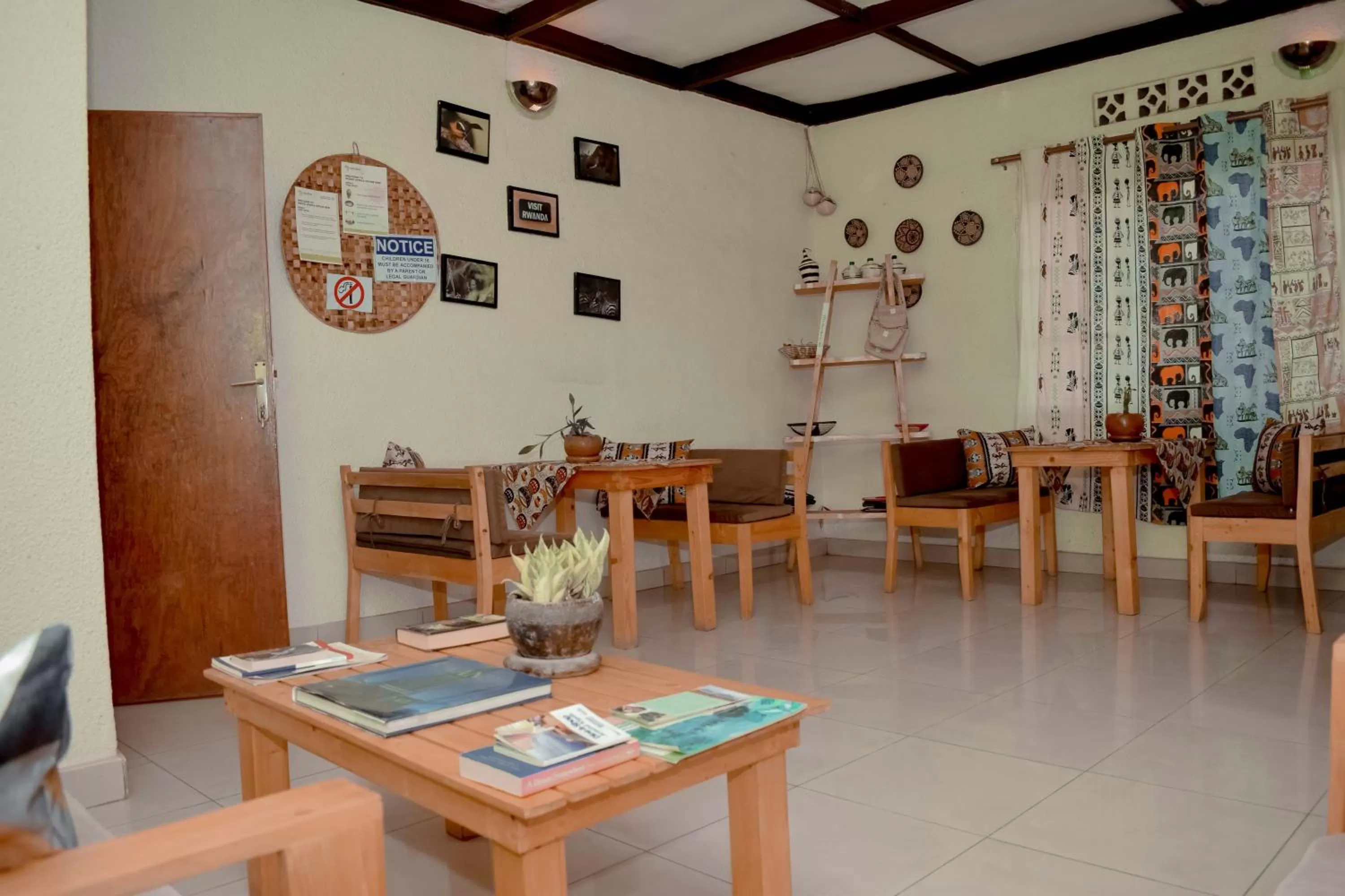 Living room, Restaurant/Places to Eat in INZOZI AFRICA HOUSE B&B- Kacyiru