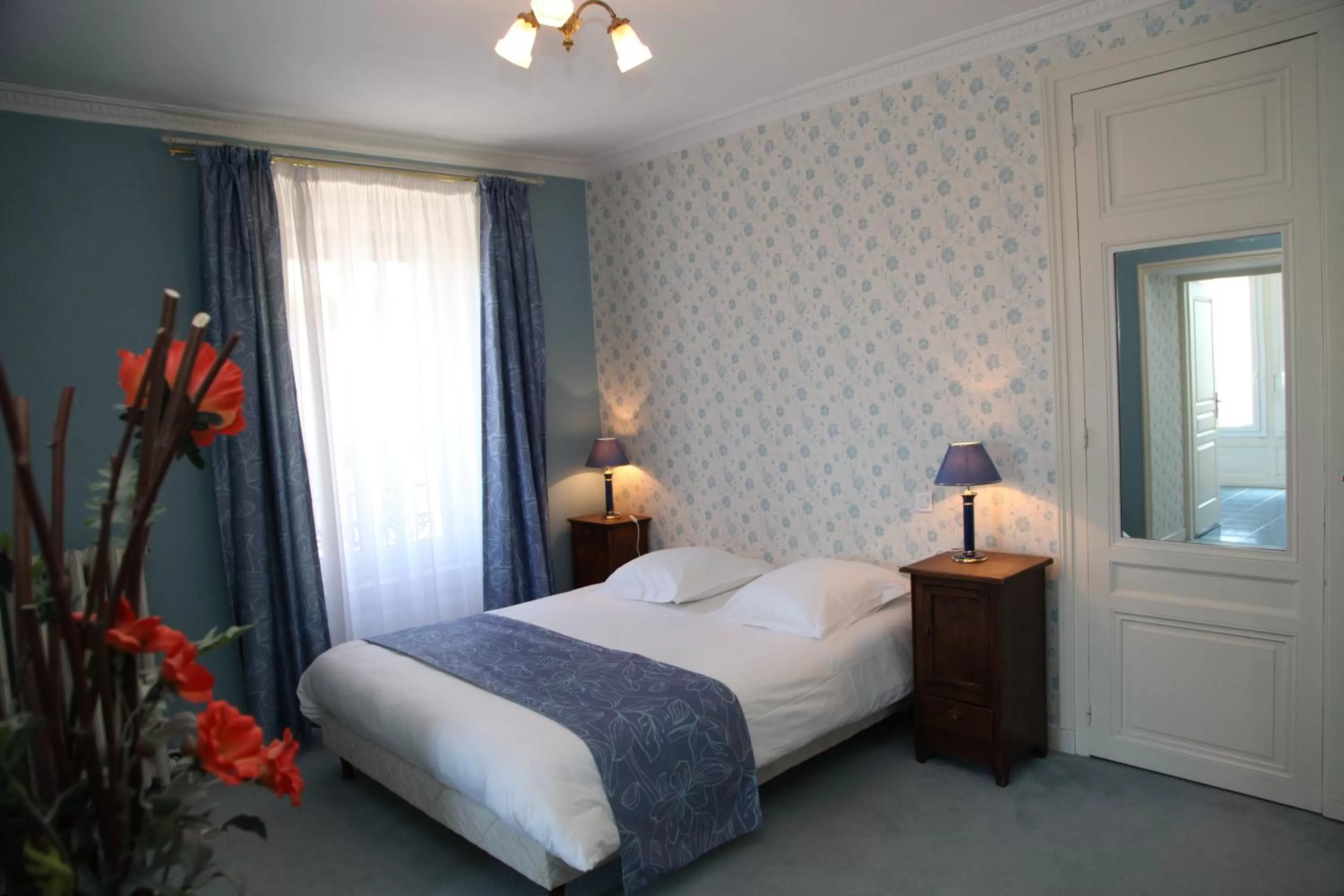 Photo of the whole room, Bed in The Originals Boutique, Hôtel Terminus, Bourg-en-Bresse Gare