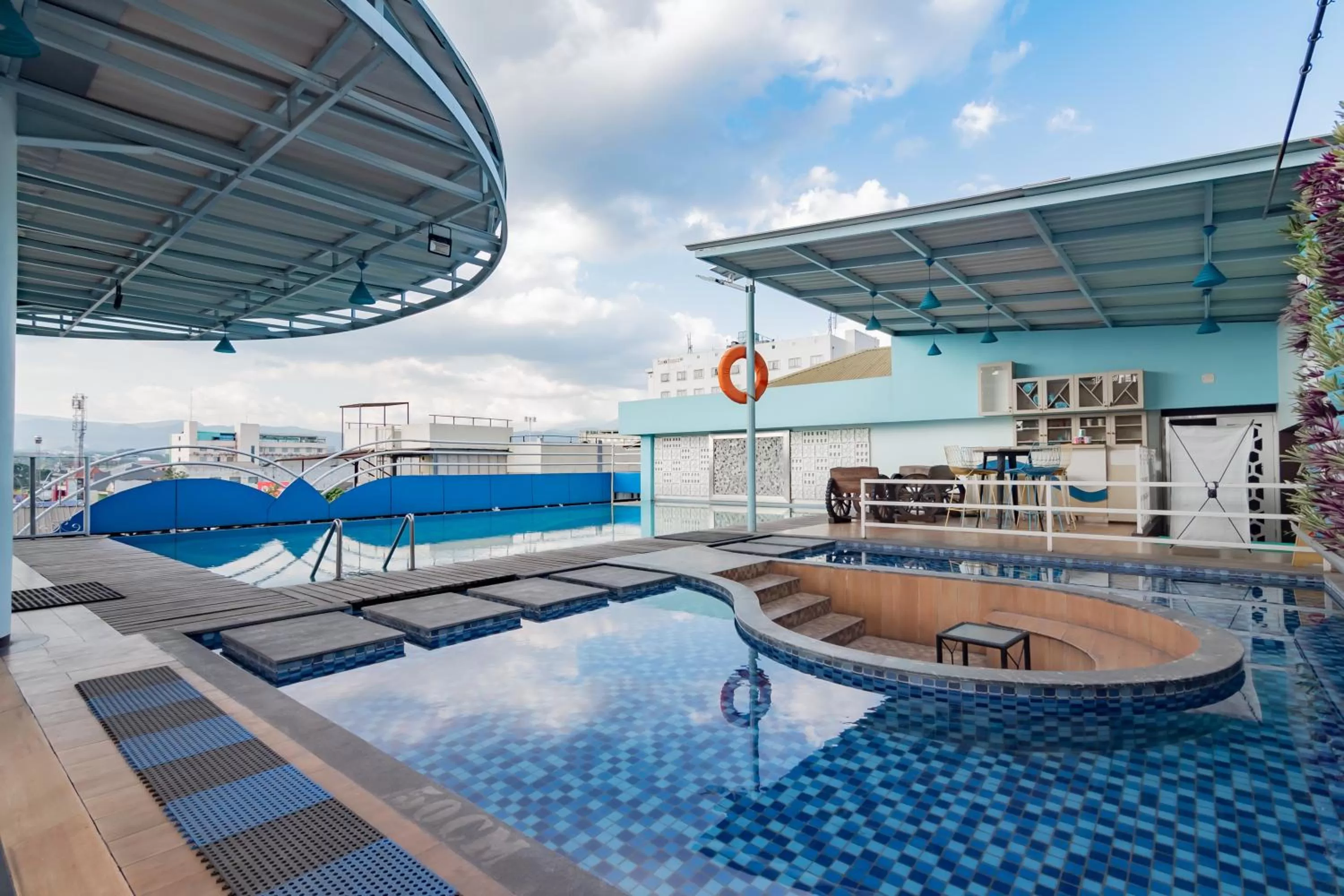 Swimming pool in RedDoorz Premium near Bandung Station