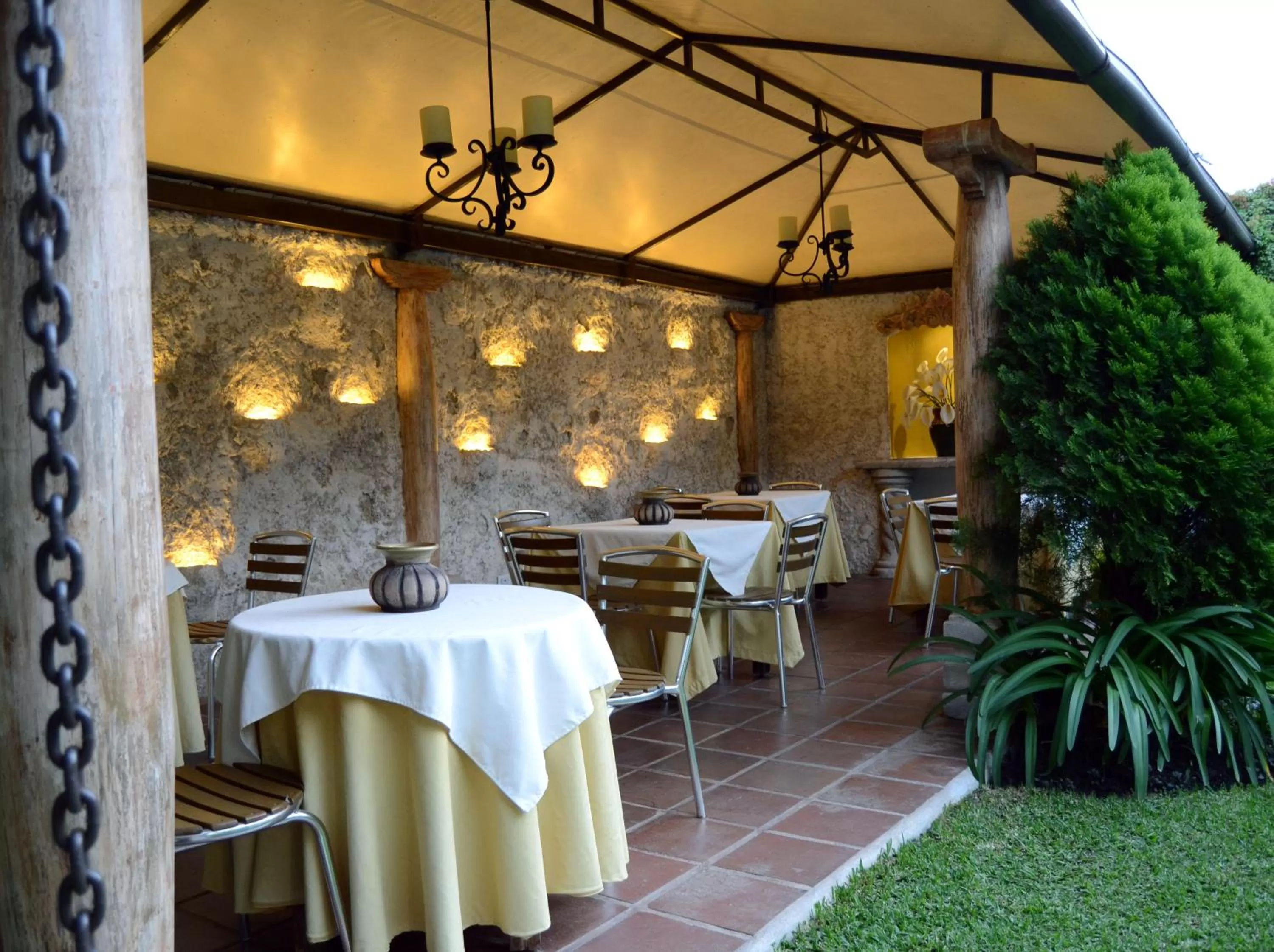 Patio, Restaurant/Places to Eat in Hostal Villa Toscana