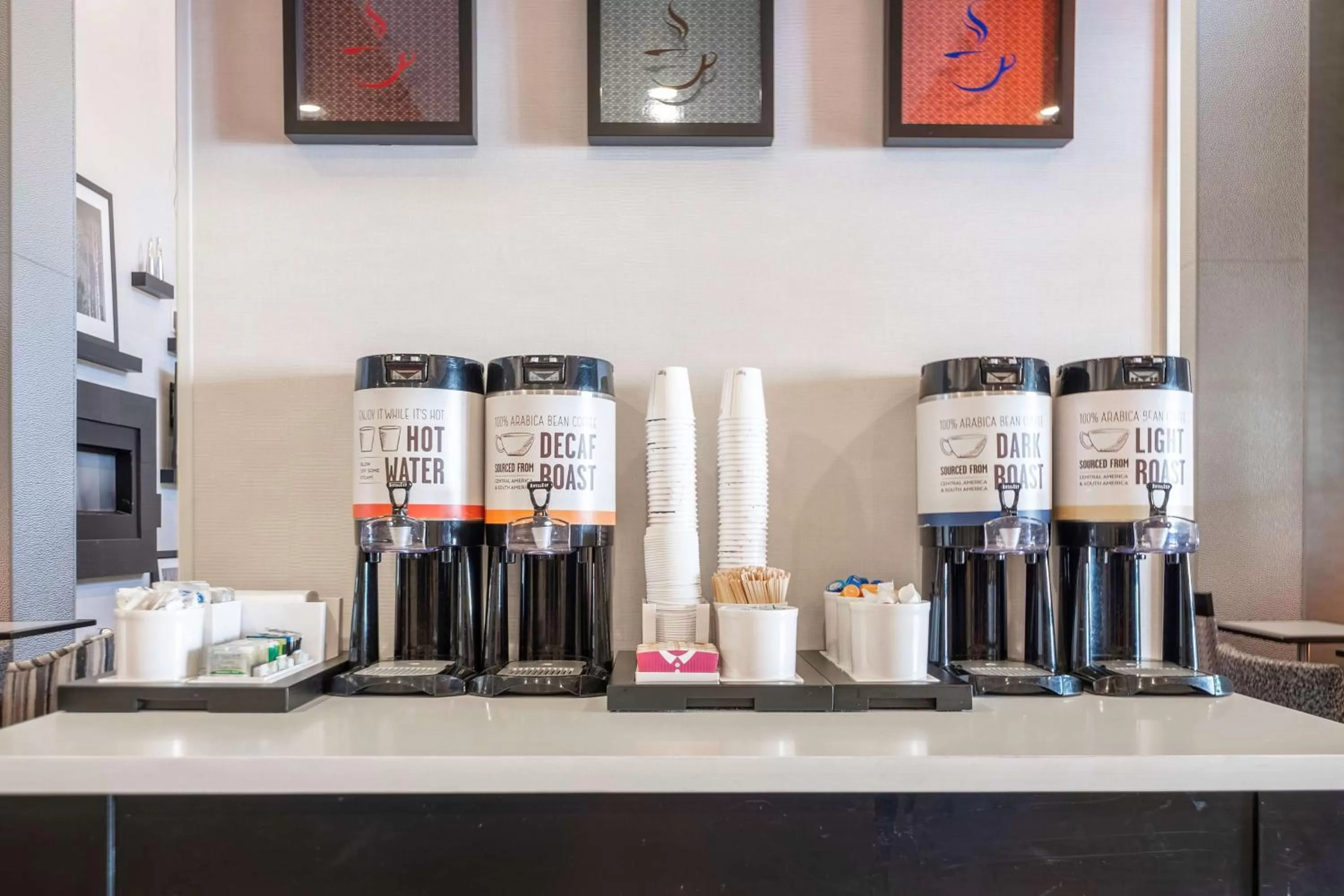 Dining area in Hampton Inn & Suites DuPont