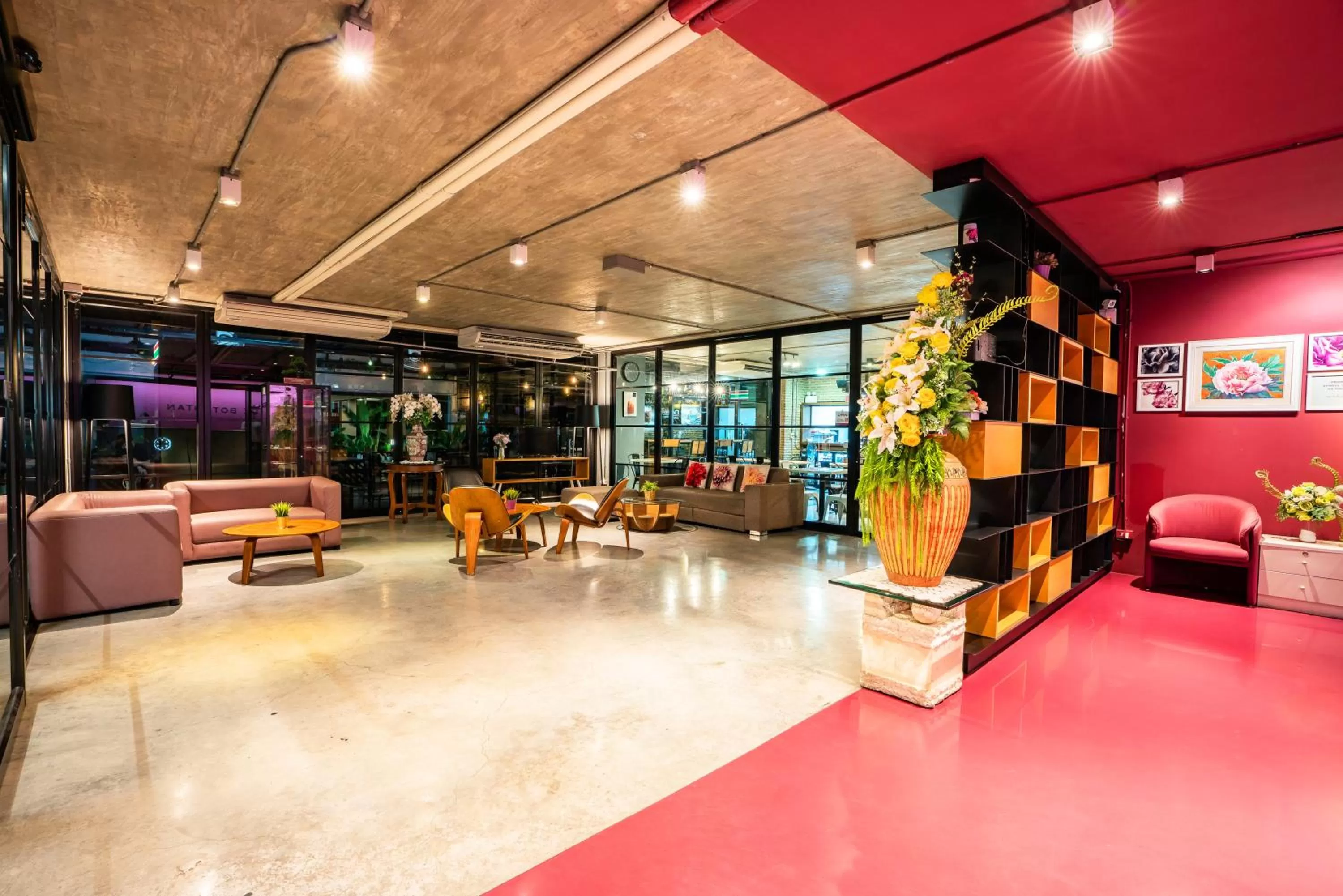 Lobby or reception in De Botan Srinakarin Hotel & Residence