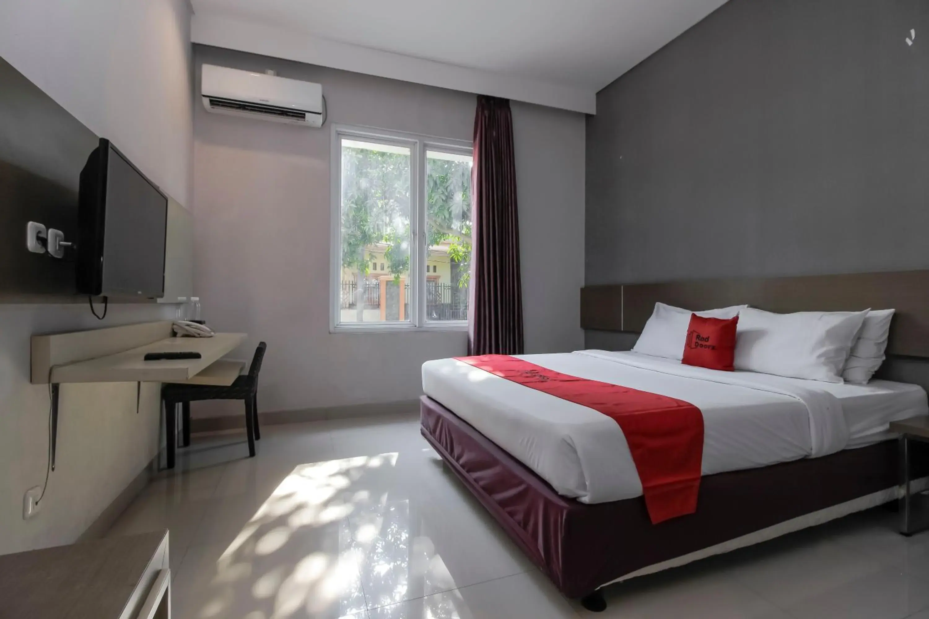 Double Room in RedDoorz near Goa Sunyaragi Double Room in RedDoorz near Goa Sunyaragi