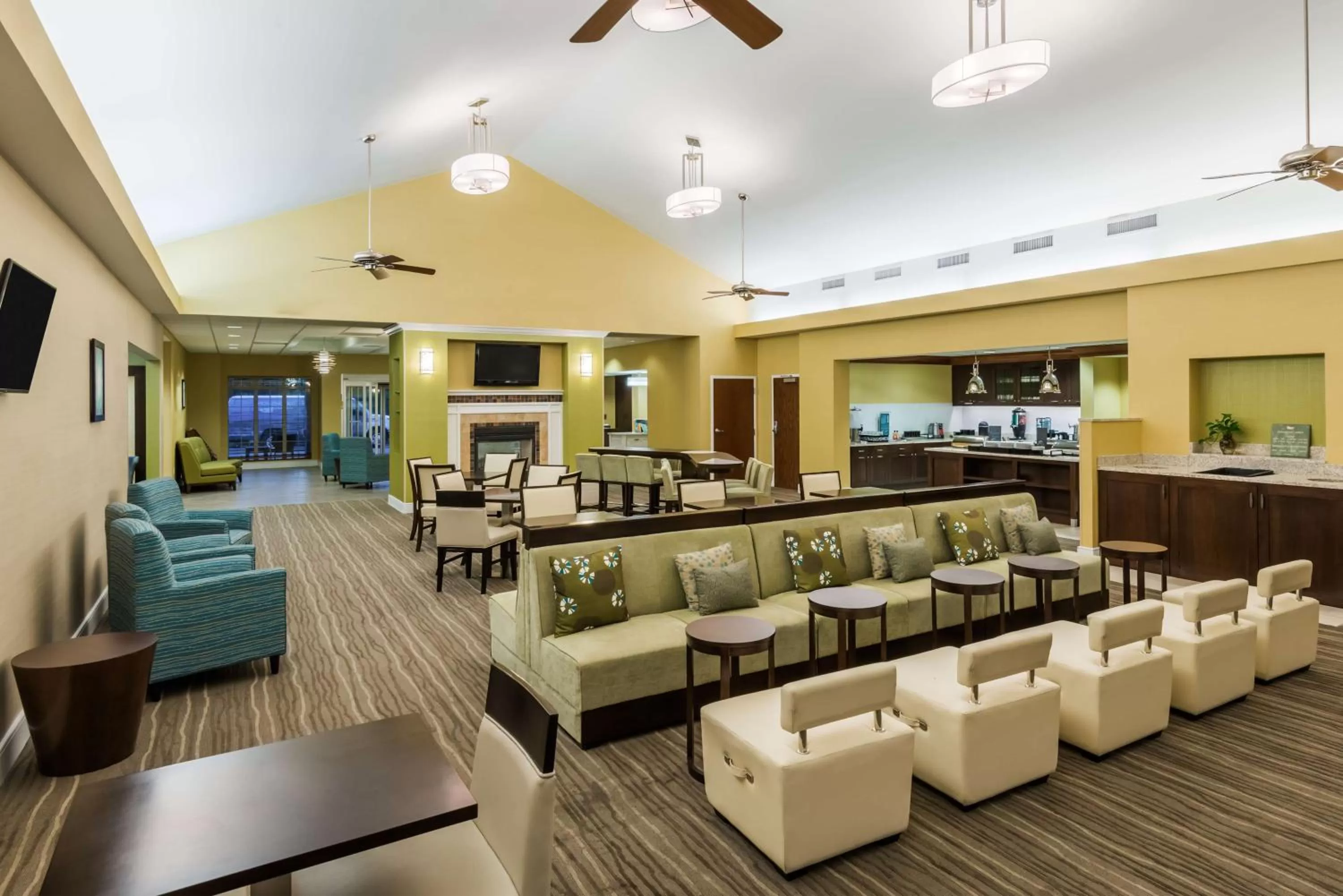 Lounge or bar in Larkspur Landing Extended Stay Suites St Louis Riverport