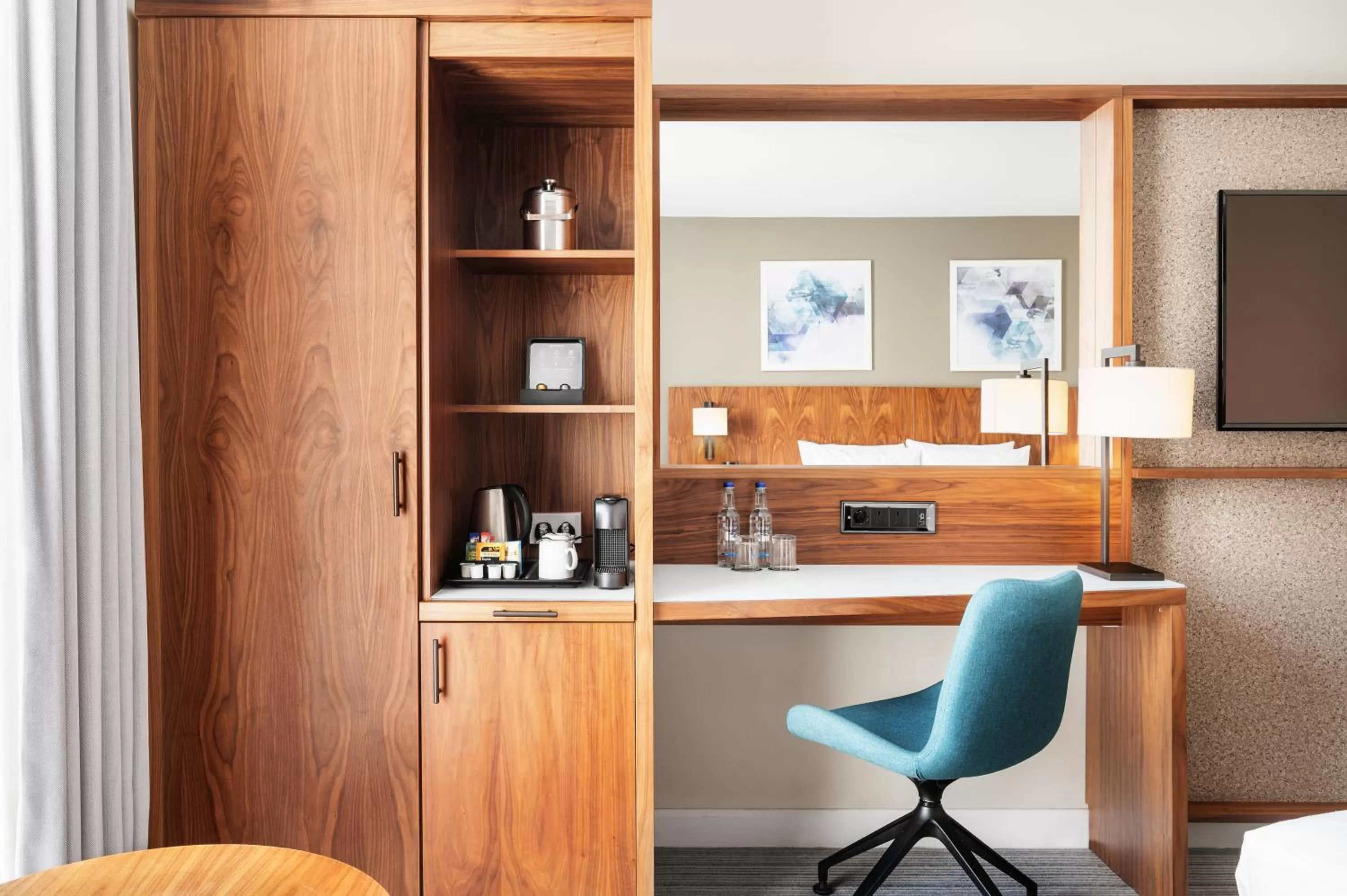 Coffee/tea facilities in Courtyard by Marriott London Gatwick Airport