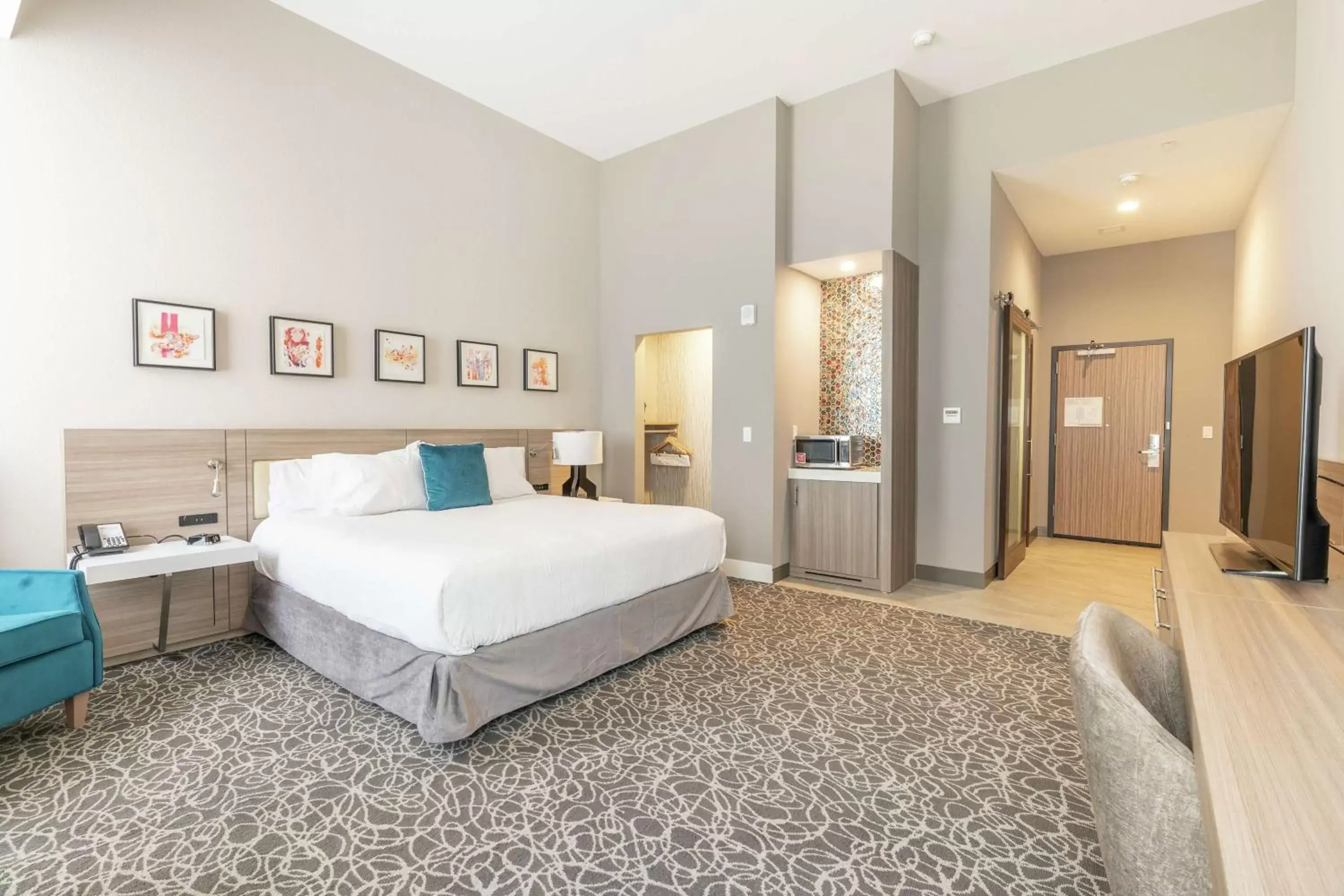 King Room with Transfer Shower - Mobility Access in Hilton Garden Inn Wichita Downtown, Ks King Room with Transfer Shower - Mobility Access in Hilton Garden Inn Wichita Downtown, Ks