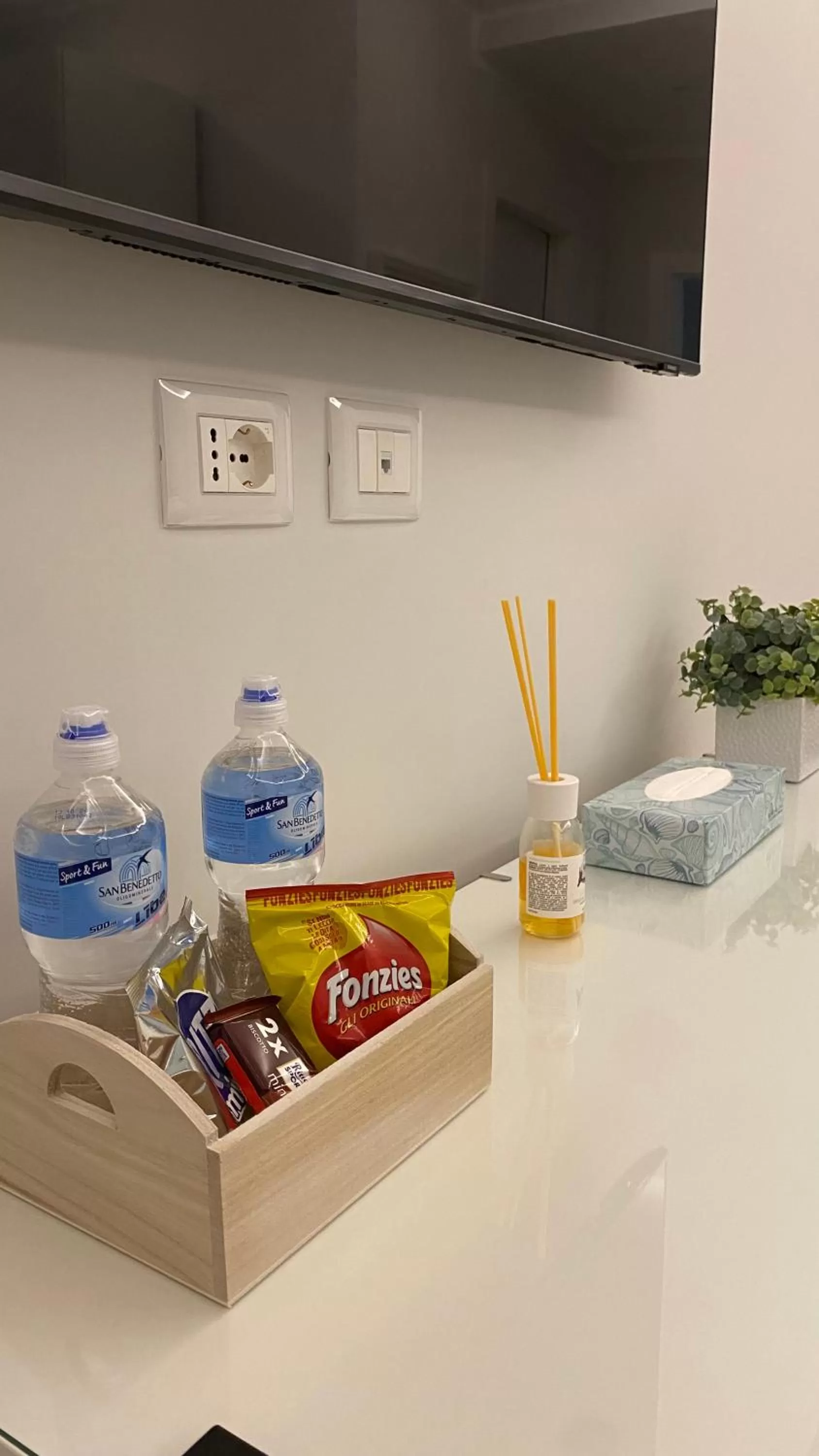 Restaurant/places to eat, TV/Entertainment Center in Luna Nuova Suites