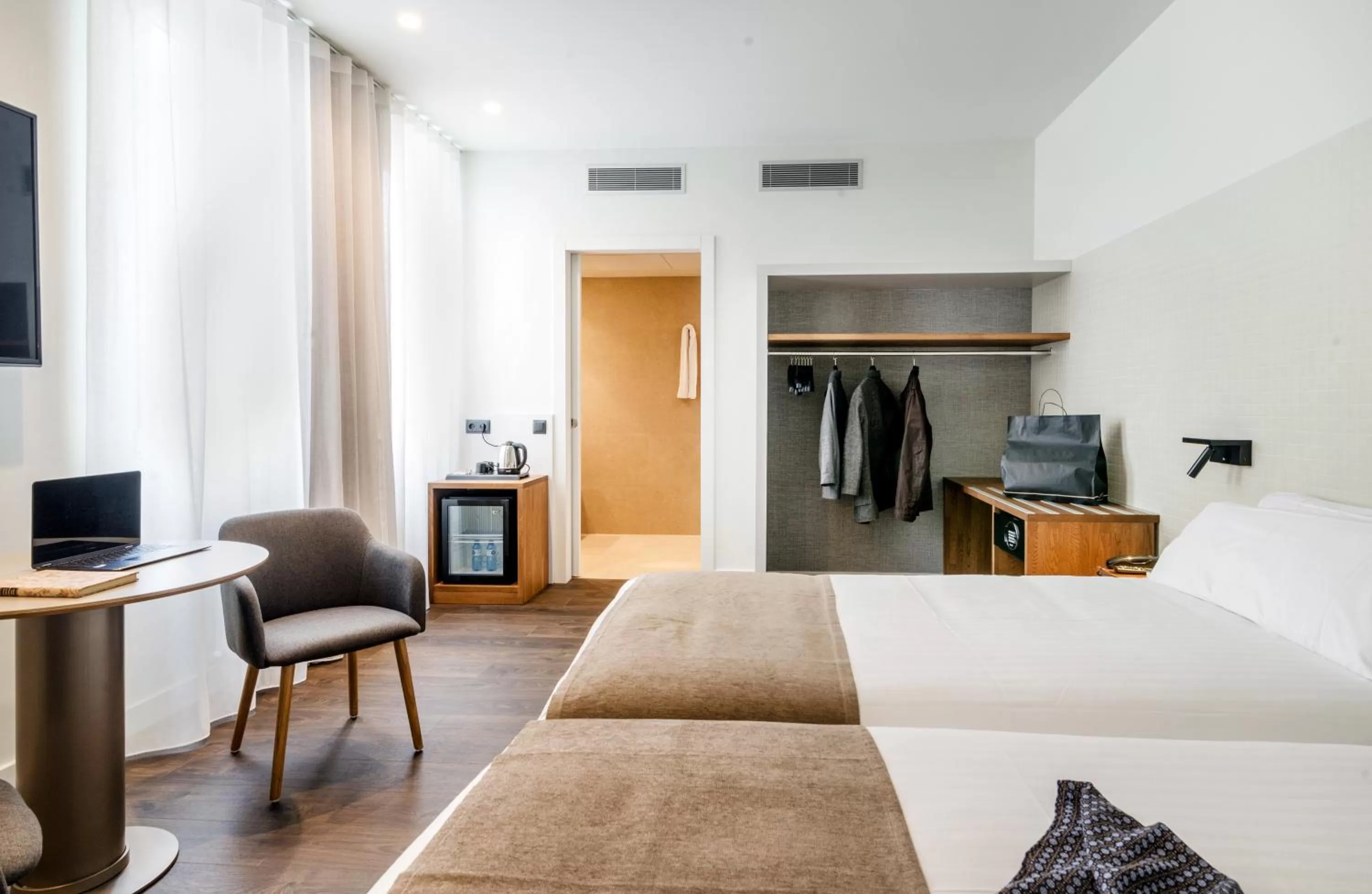 Photo of the whole room, Bed in Peninsular