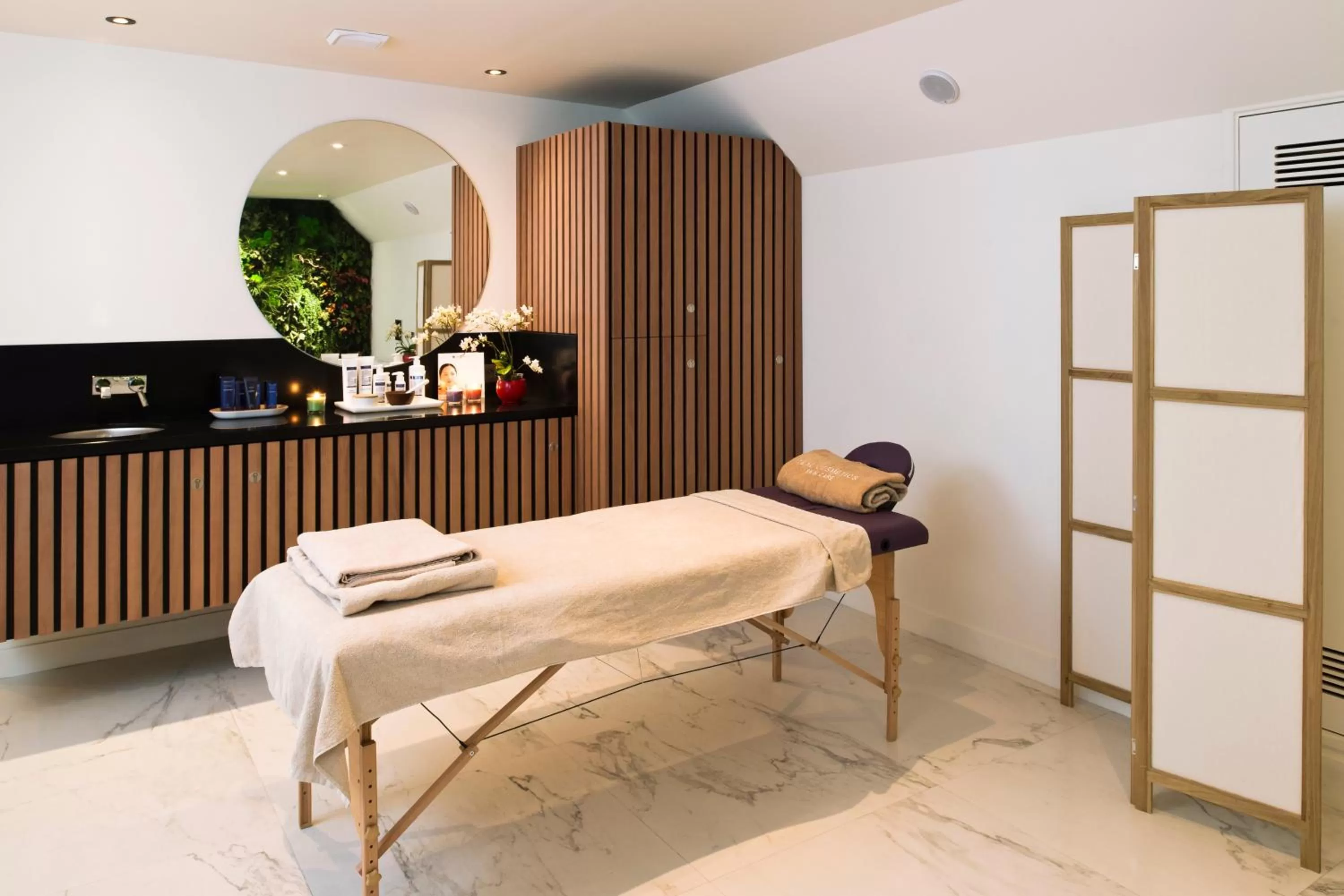 Massage in Hôtel Saint-Pétersbourg Opéra & Spa