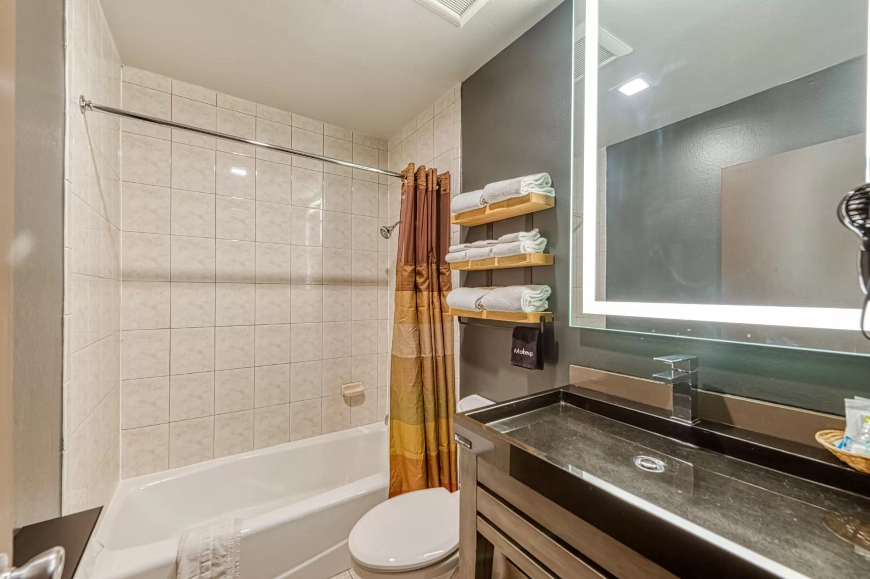 Shower in La Mirage Inn - Hollywood