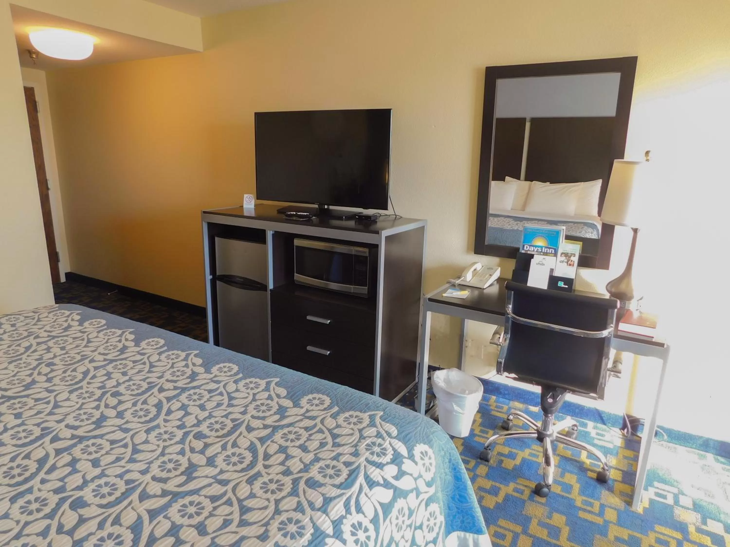 Bed in Days Inn & Suites by Wyndham Pocahontas