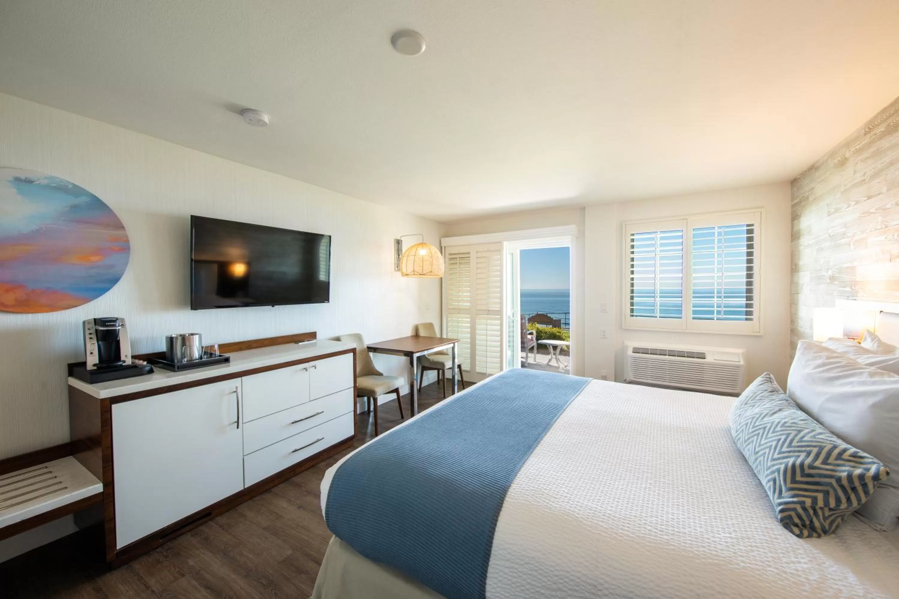 TV and multimedia, Bed in SeaCrest Oceanfront Hotel
